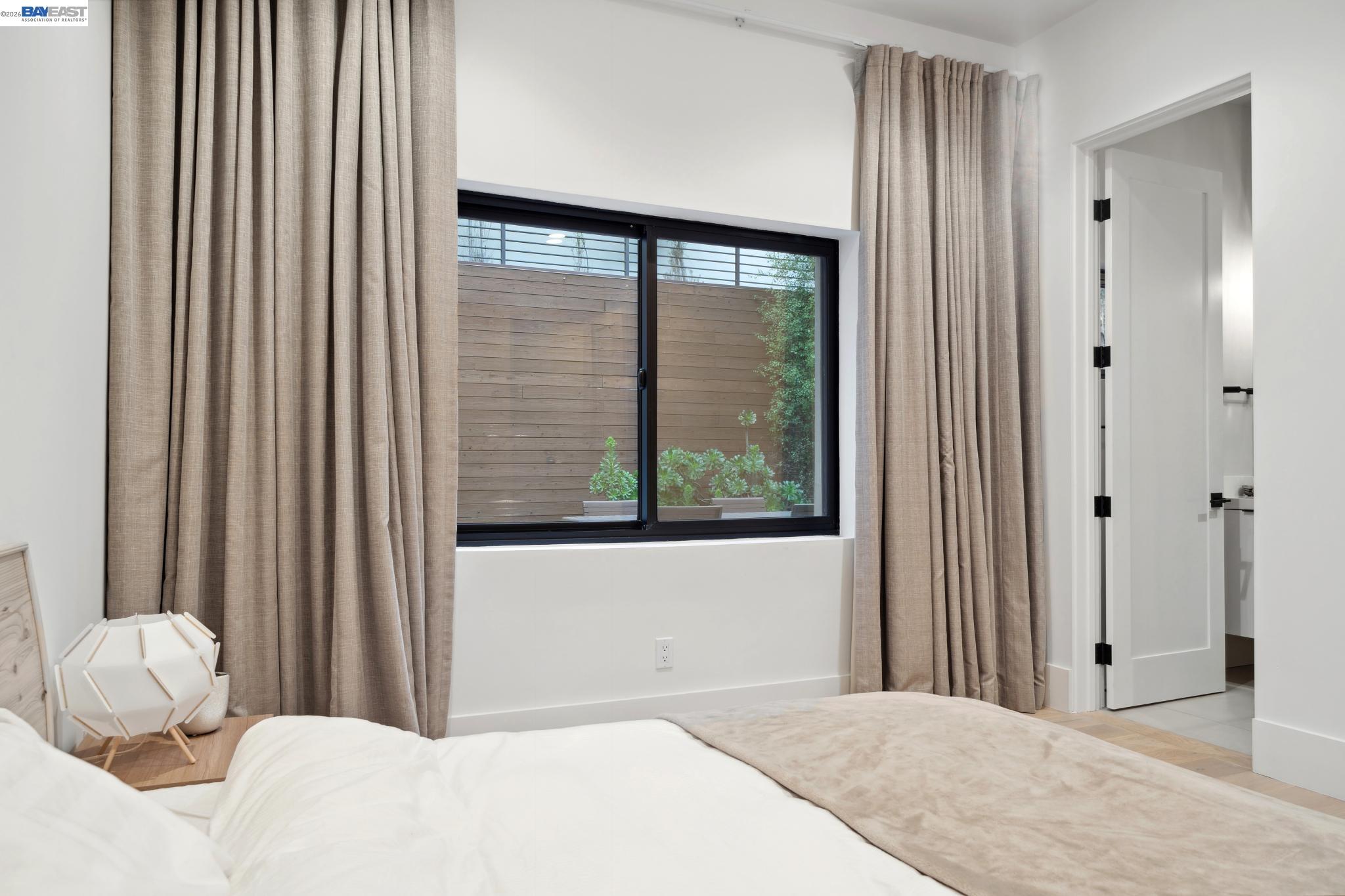 Detail Gallery Image 35 of 60 For 3 West Cir, Oakland,  CA 94611 - 4 Beds | 4/1 Baths