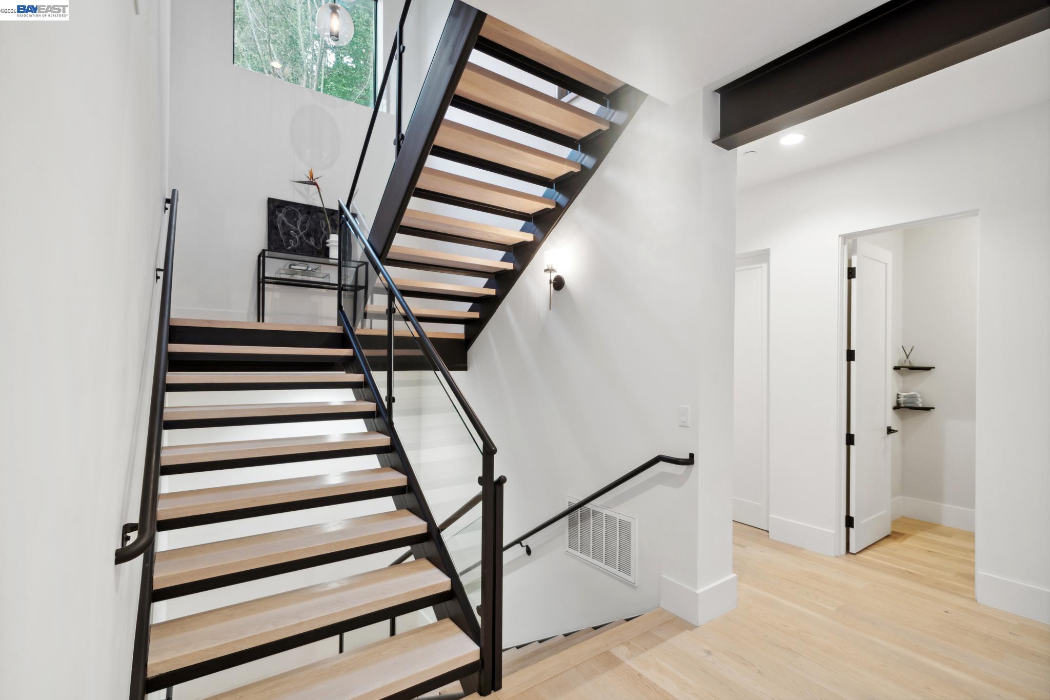 Detail Gallery Image 37 of 60 For 3 West Cir, Oakland,  CA 94611 - 4 Beds | 4/1 Baths