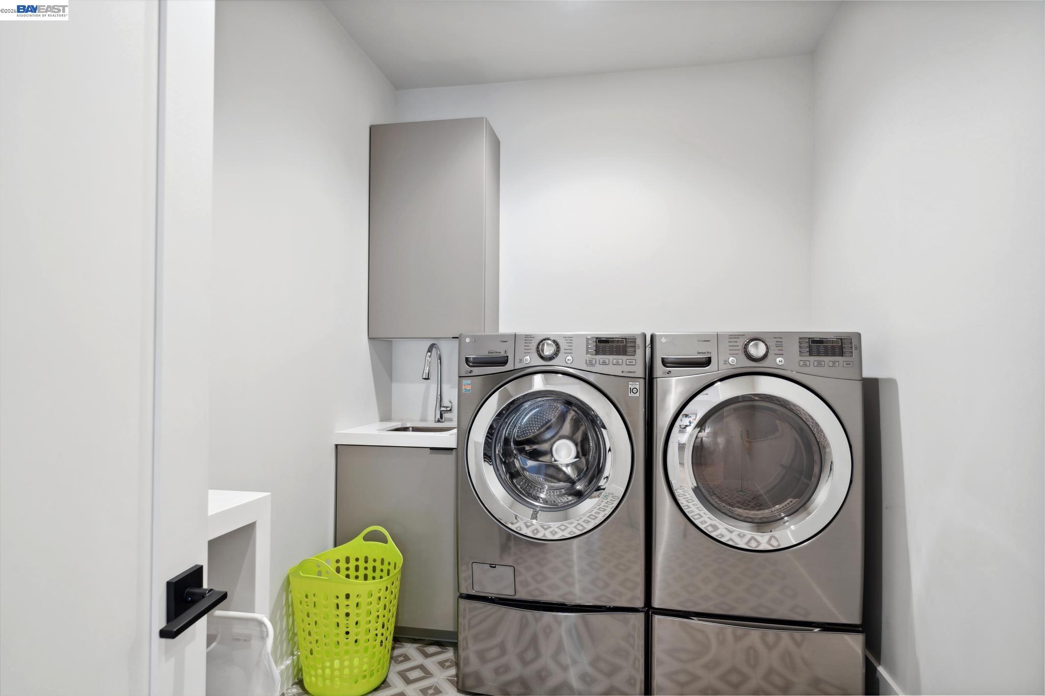 Detail Gallery Image 43 of 60 For 3 West Cir, Oakland,  CA 94611 - 4 Beds | 4/1 Baths