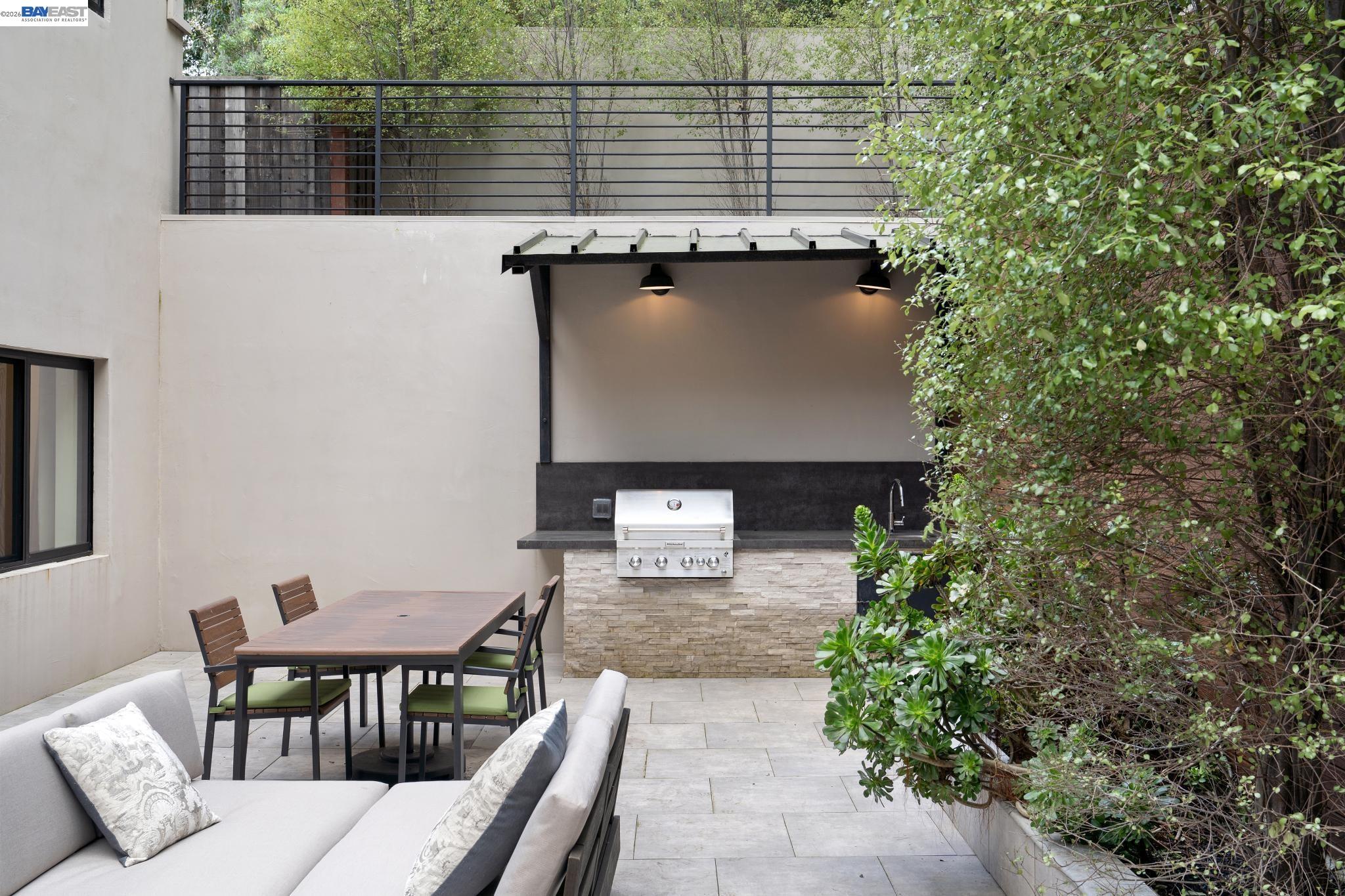 Detail Gallery Image 48 of 60 For 3 West Cir, Oakland,  CA 94611 - 4 Beds | 4/1 Baths