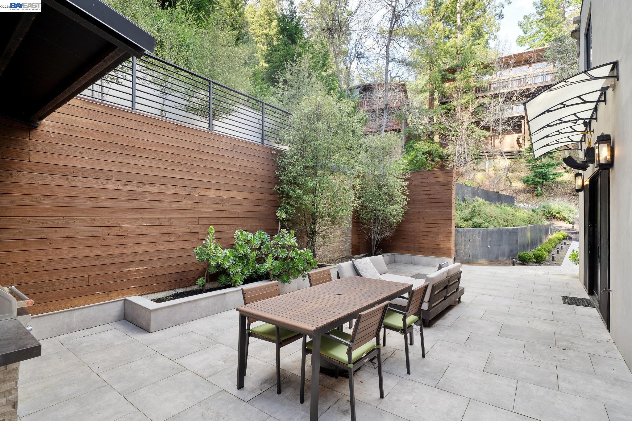 Detail Gallery Image 49 of 60 For 3 West Cir, Oakland,  CA 94611 - 4 Beds | 4/1 Baths