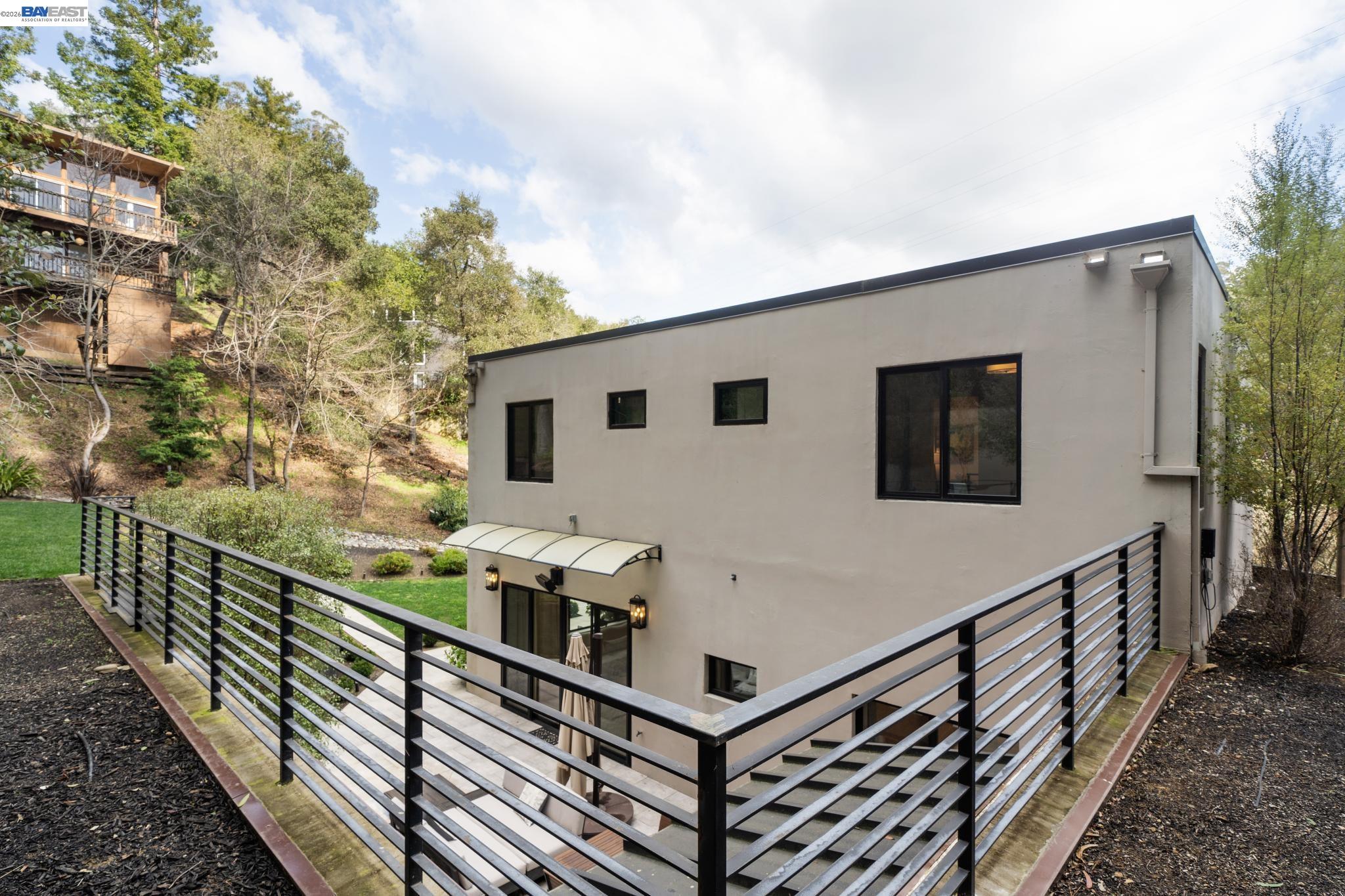 Detail Gallery Image 52 of 60 For 3 West Cir, Oakland,  CA 94611 - 4 Beds | 4/1 Baths