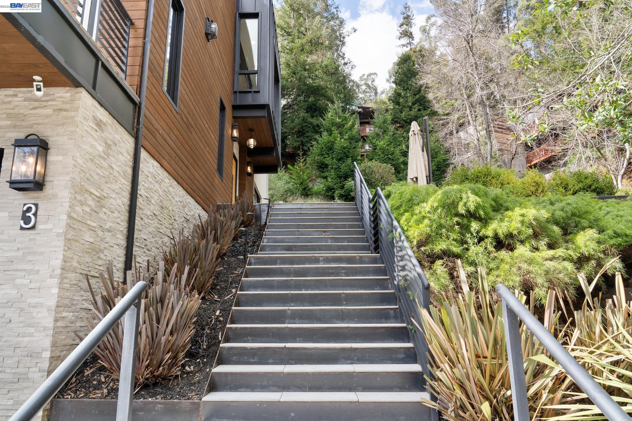 Detail Gallery Image 56 of 60 For 3 West Cir, Oakland,  CA 94611 - 4 Beds | 4/1 Baths