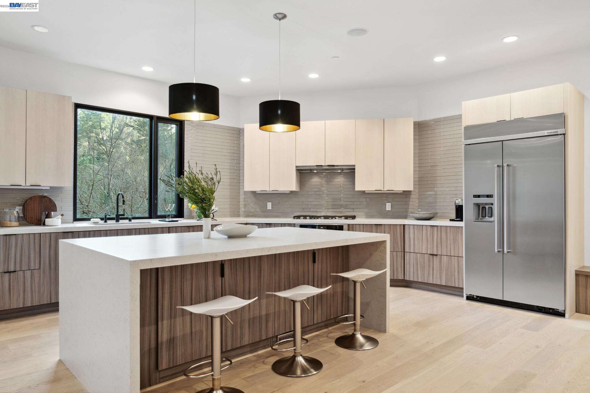 Detail Gallery Image 7 of 60 For 3 West Cir, Oakland,  CA 94611 - 4 Beds | 4/1 Baths