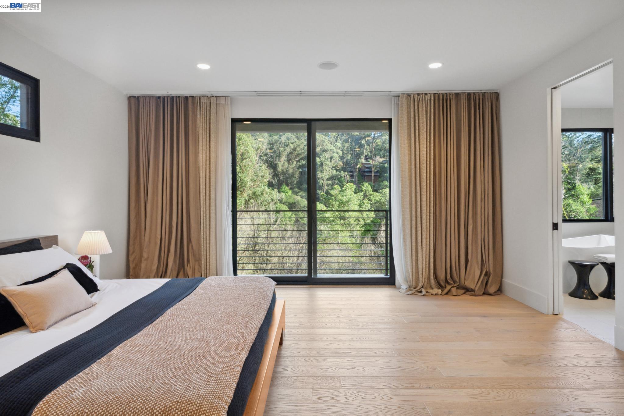 Detail Gallery Image 8 of 60 For 3 West Cir, Oakland,  CA 94611 - 4 Beds | 4/1 Baths