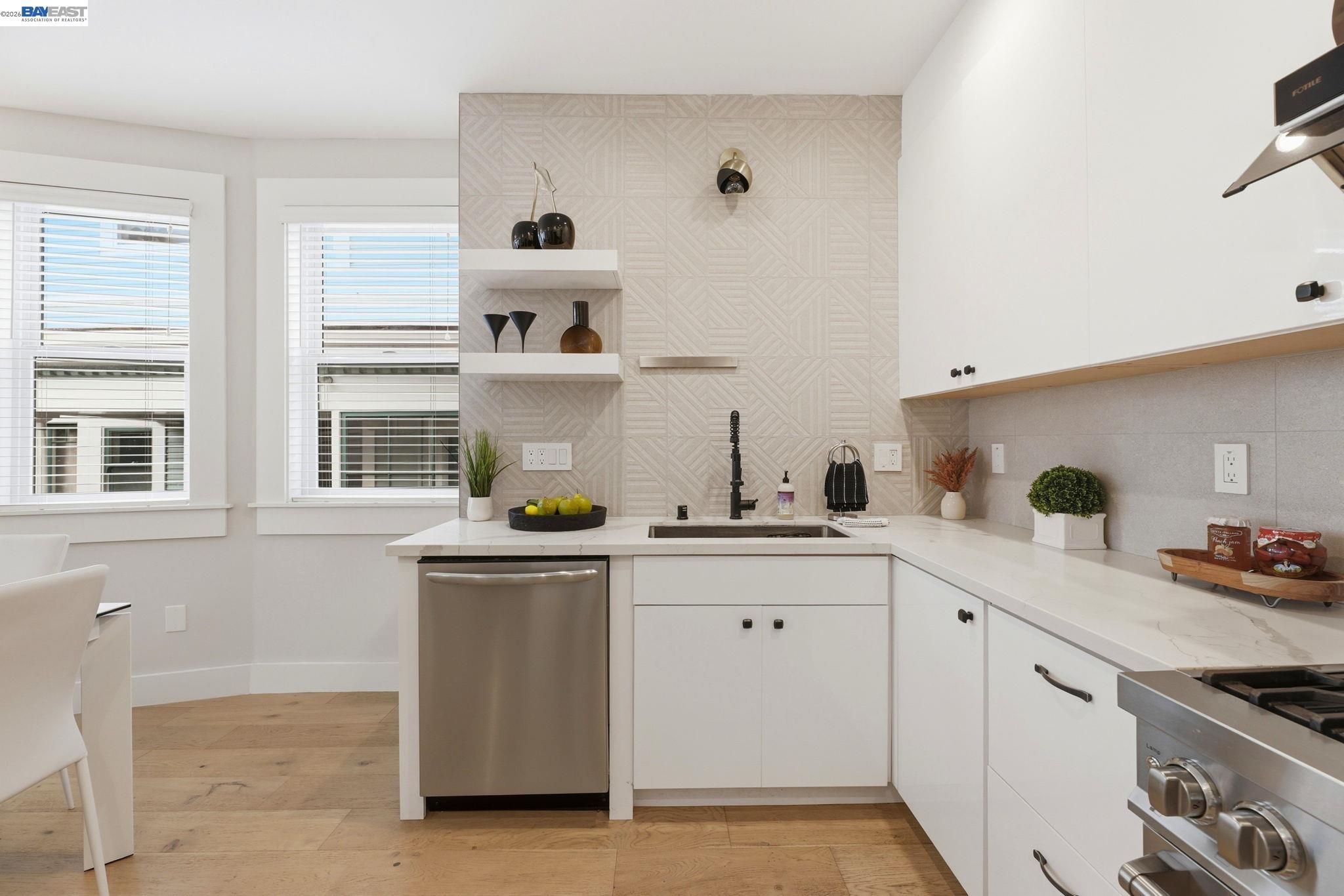 Detail Gallery Image 13 of 44 For 1841 Vine St, Berkeley,  CA 94703 - 5 Beds | 3 Baths