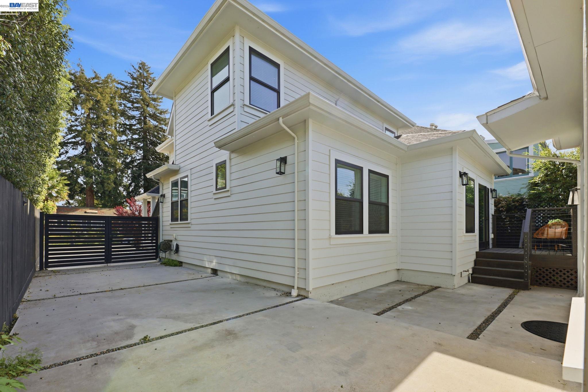 Detail Gallery Image 37 of 44 For 1841 Vine St, Berkeley,  CA 94703 - 5 Beds | 3 Baths