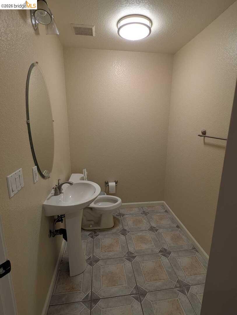 Detail Gallery Image 10 of 22 For 6529 Brook Hollow Cir, Stockton,  CA 95219 - 5 Beds | 3/1 Baths