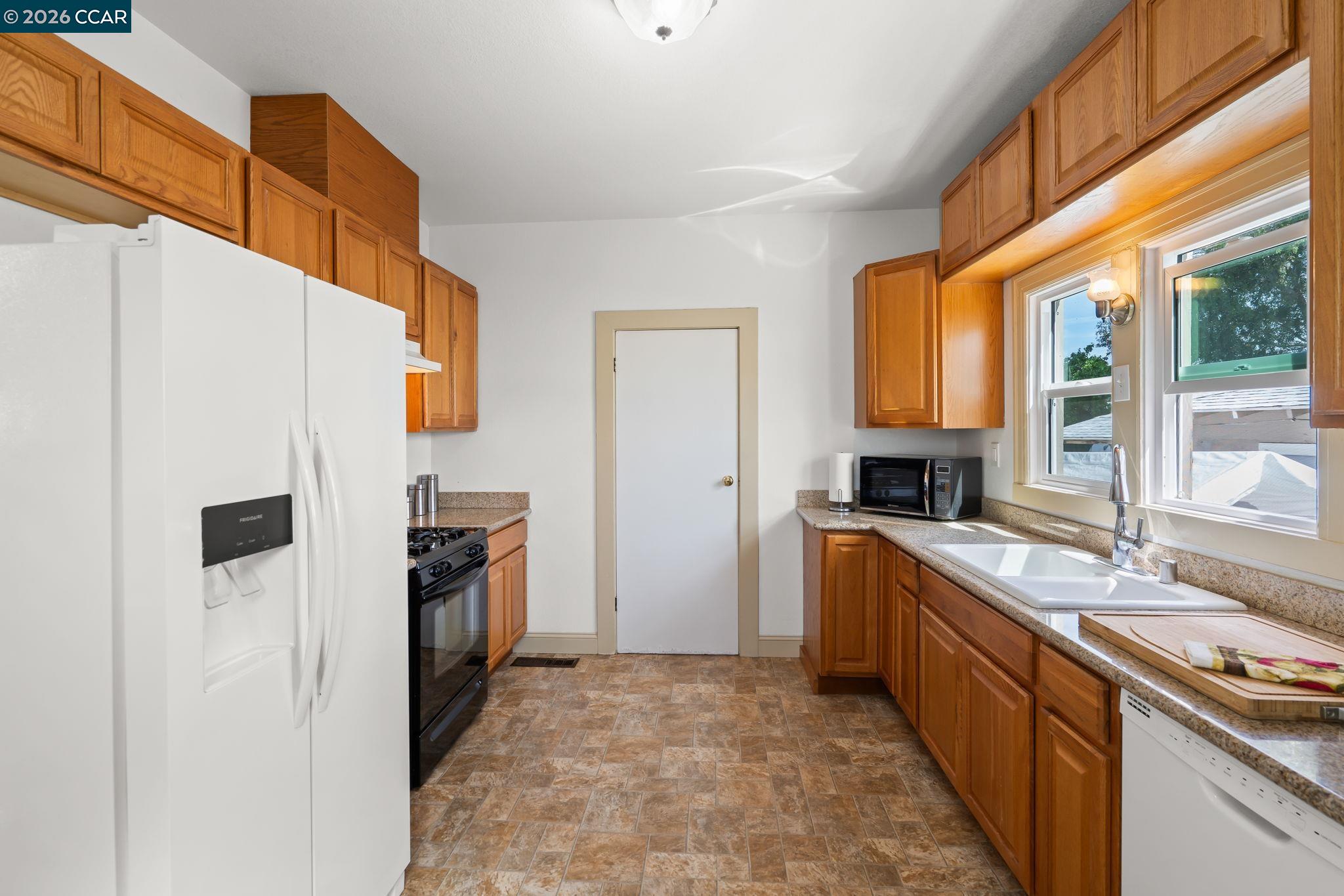 Detail Gallery Image 13 of 31 For 272 W 10th St, Pittsburg,  CA 94565 - 3 Beds | 1 Baths