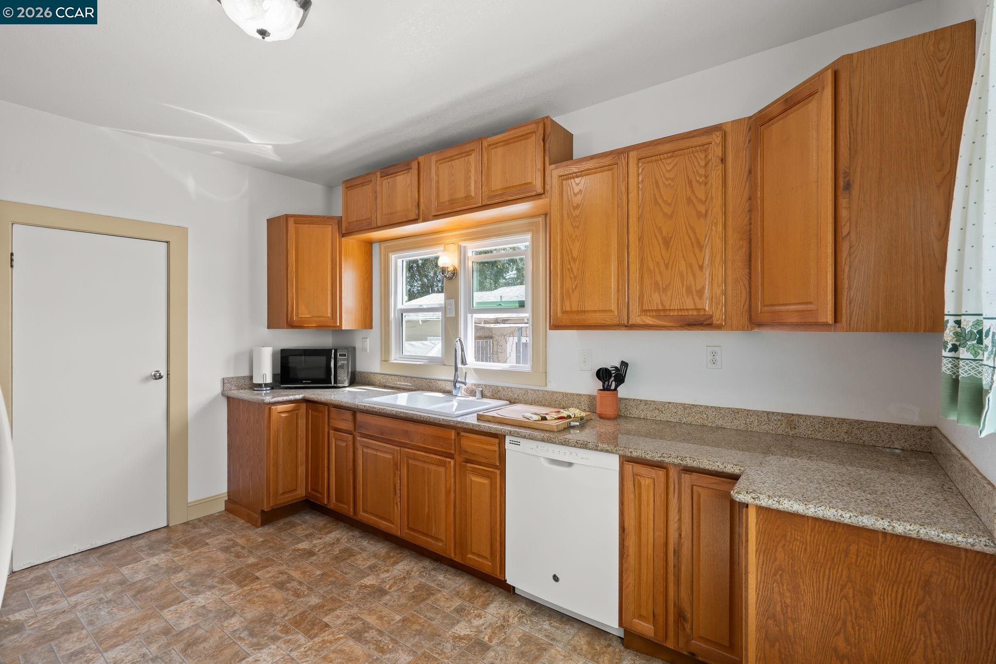 Detail Gallery Image 14 of 31 For 272 W 10th St, Pittsburg,  CA 94565 - 3 Beds | 1 Baths