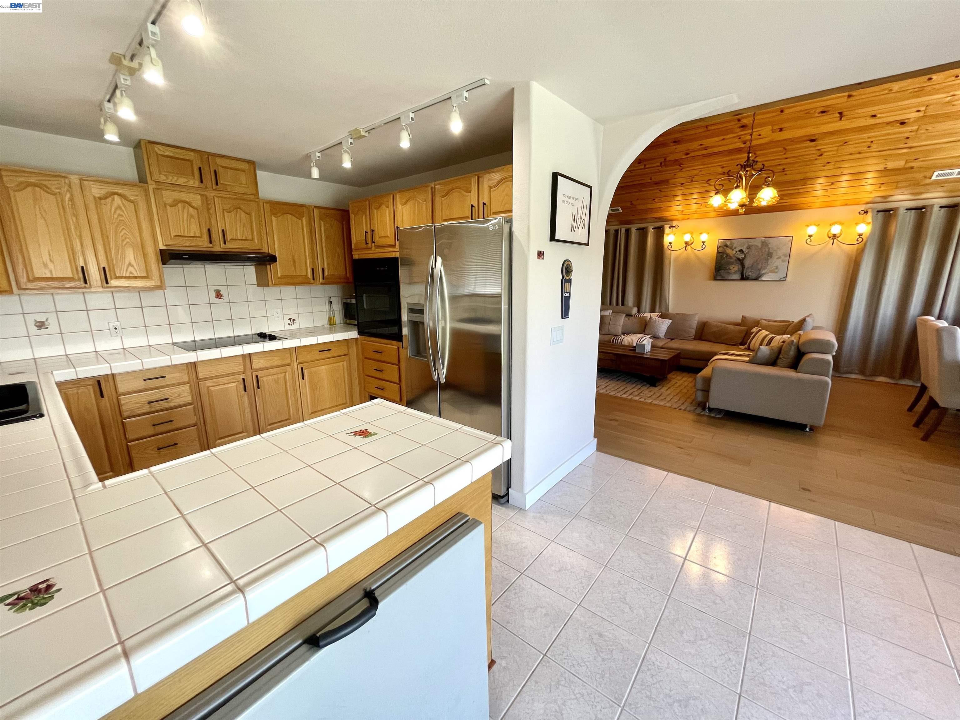 Detail Gallery Image 5 of 16 For 668 Keys Blvd., Clearlake Oaks,  CA 95423 - 3 Beds | 2 Baths