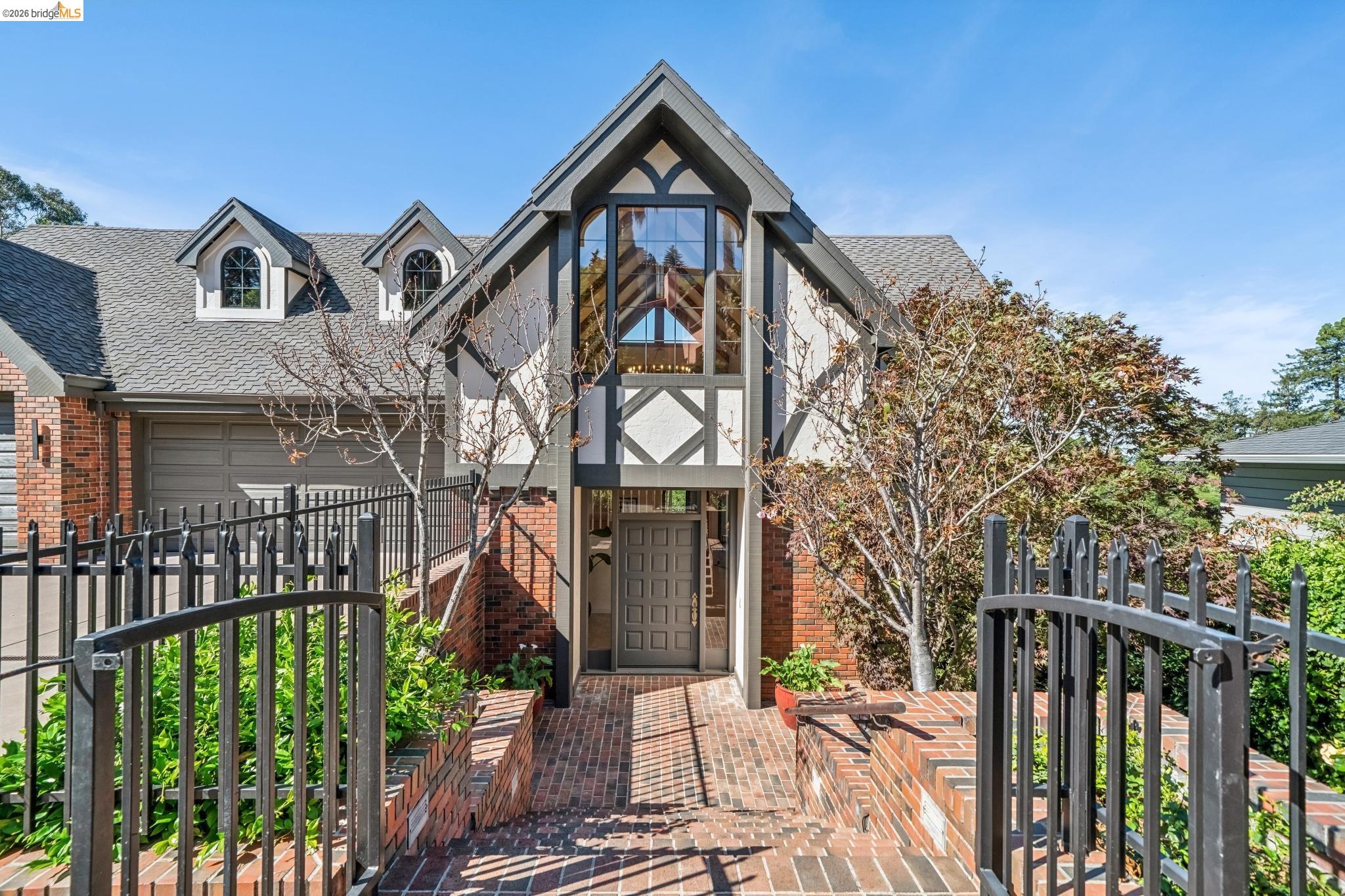 Detail Gallery Image 2 of 60 For 6277 Wood Dr, Oakland,  CA 94611 - 5 Beds | 5/2 Baths