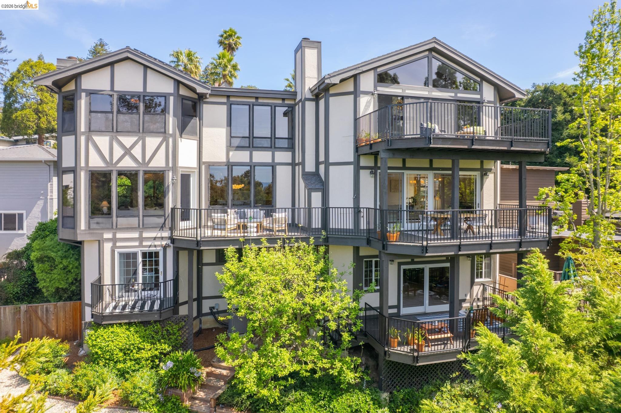 Detail Gallery Image 11 of 60 For 6277 Wood Dr, Oakland,  CA 94611 - 5 Beds | 5/2 Baths