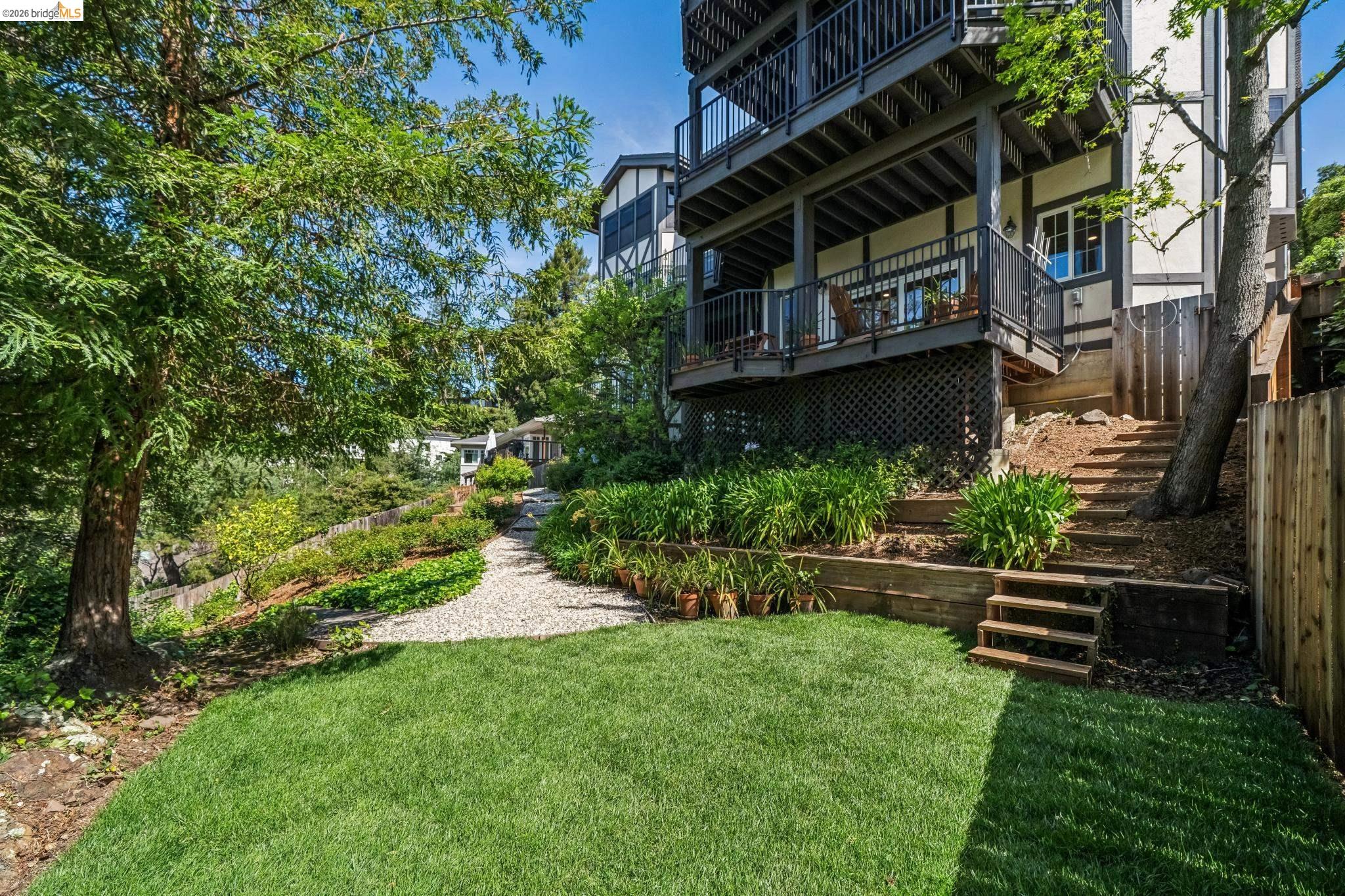 Detail Gallery Image 13 of 60 For 6277 Wood Dr, Oakland,  CA 94611 - 5 Beds | 5/2 Baths