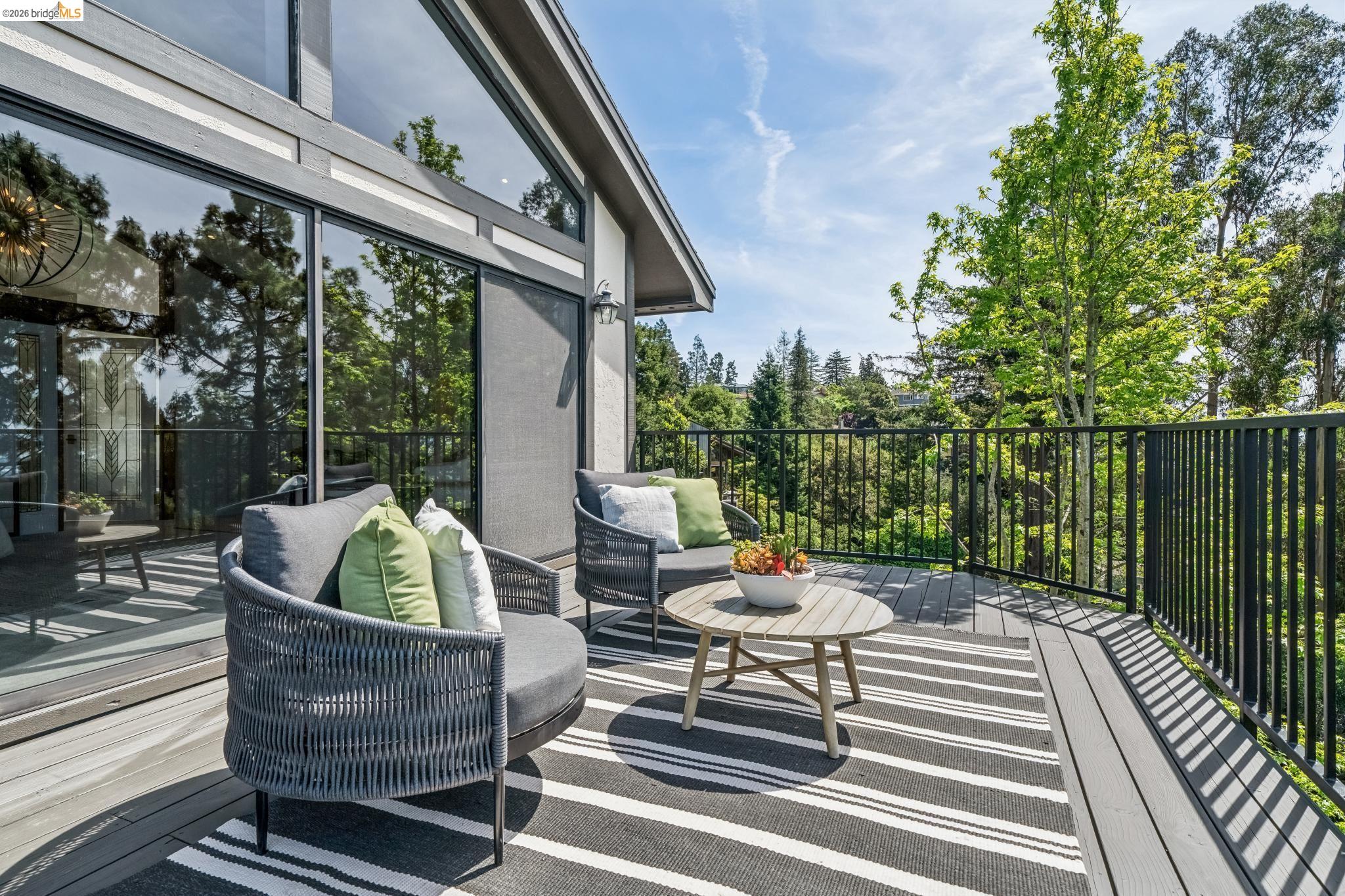 Detail Gallery Image 31 of 60 For 6277 Wood Dr, Oakland,  CA 94611 - 5 Beds | 5/2 Baths