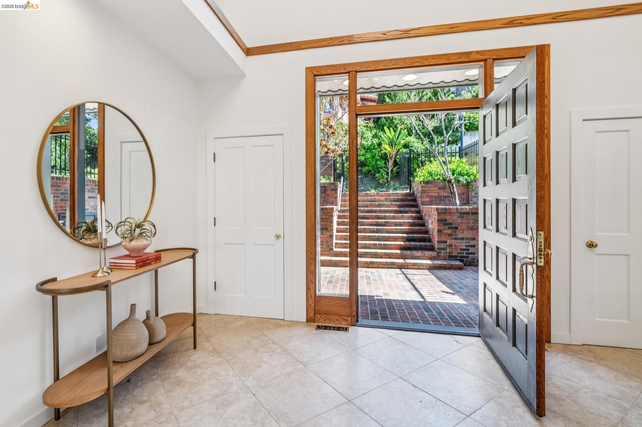 Detail Gallery Image 5 of 60 For 6277 Wood Dr, Oakland,  CA 94611 - 5 Beds | 5/2 Baths