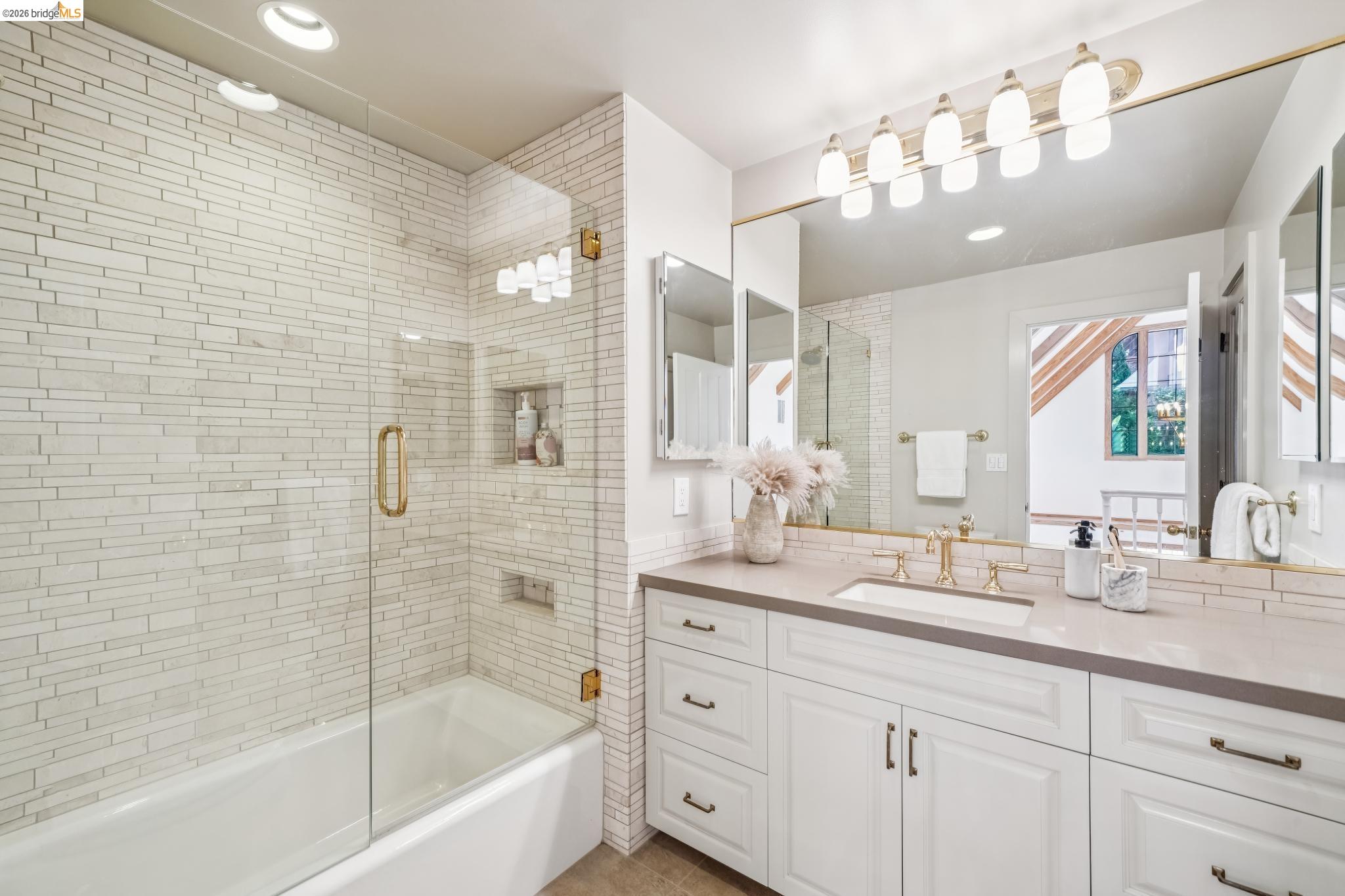 Detail Gallery Image 42 of 60 For 6277 Wood Dr, Oakland,  CA 94611 - 5 Beds | 5/2 Baths