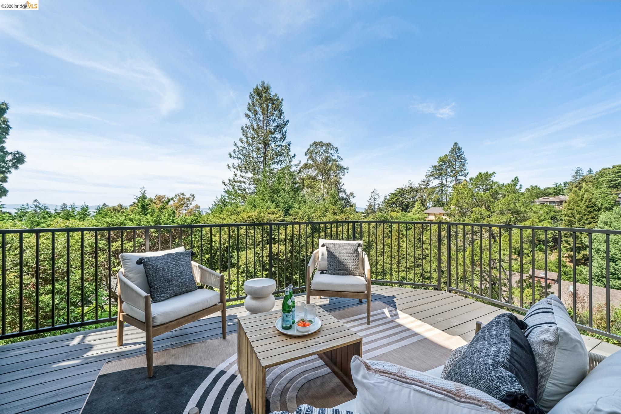 Detail Gallery Image 10 of 60 For 6277 Wood Dr, Oakland,  CA 94611 - 5 Beds | 5/2 Baths