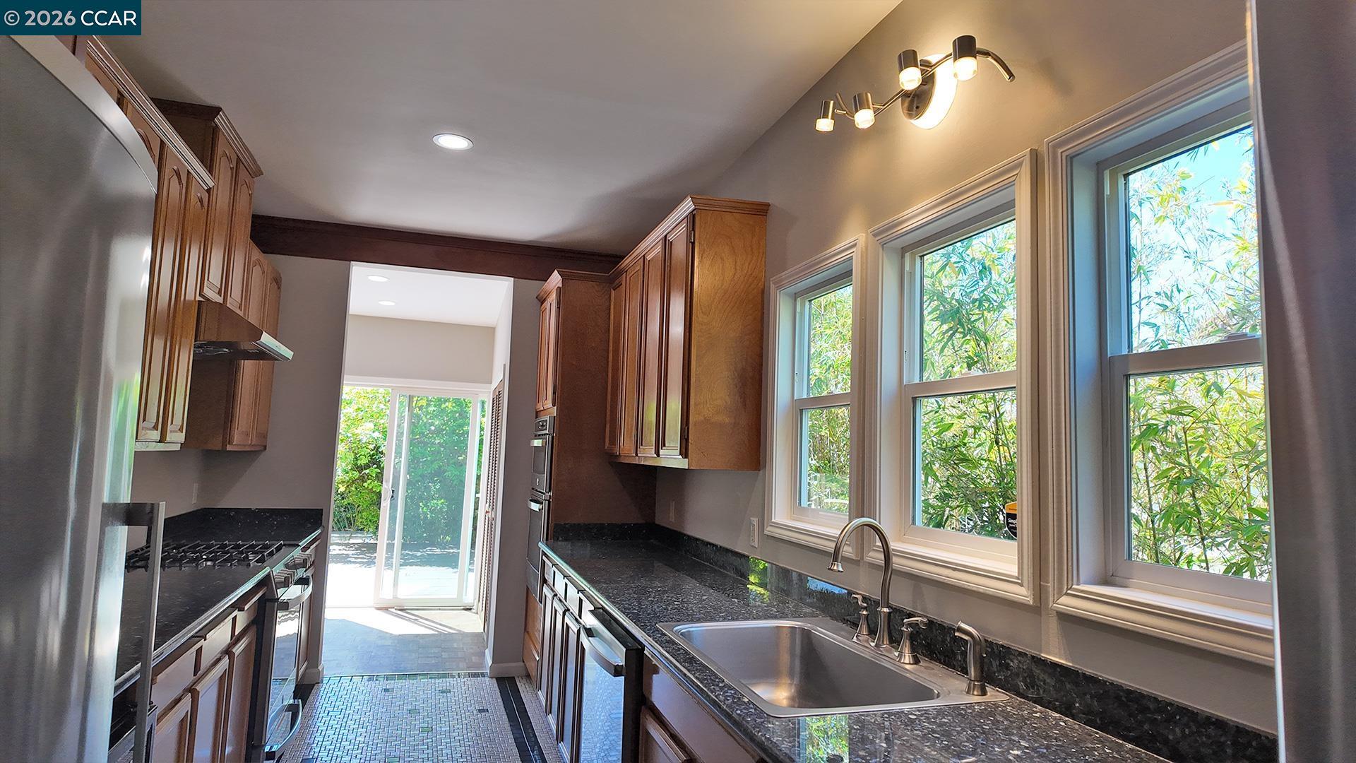 Detail Gallery Image 7 of 14 For 113 Bancroft Rd, Burlingame,  CA 94010 - 3 Beds | 1 Baths