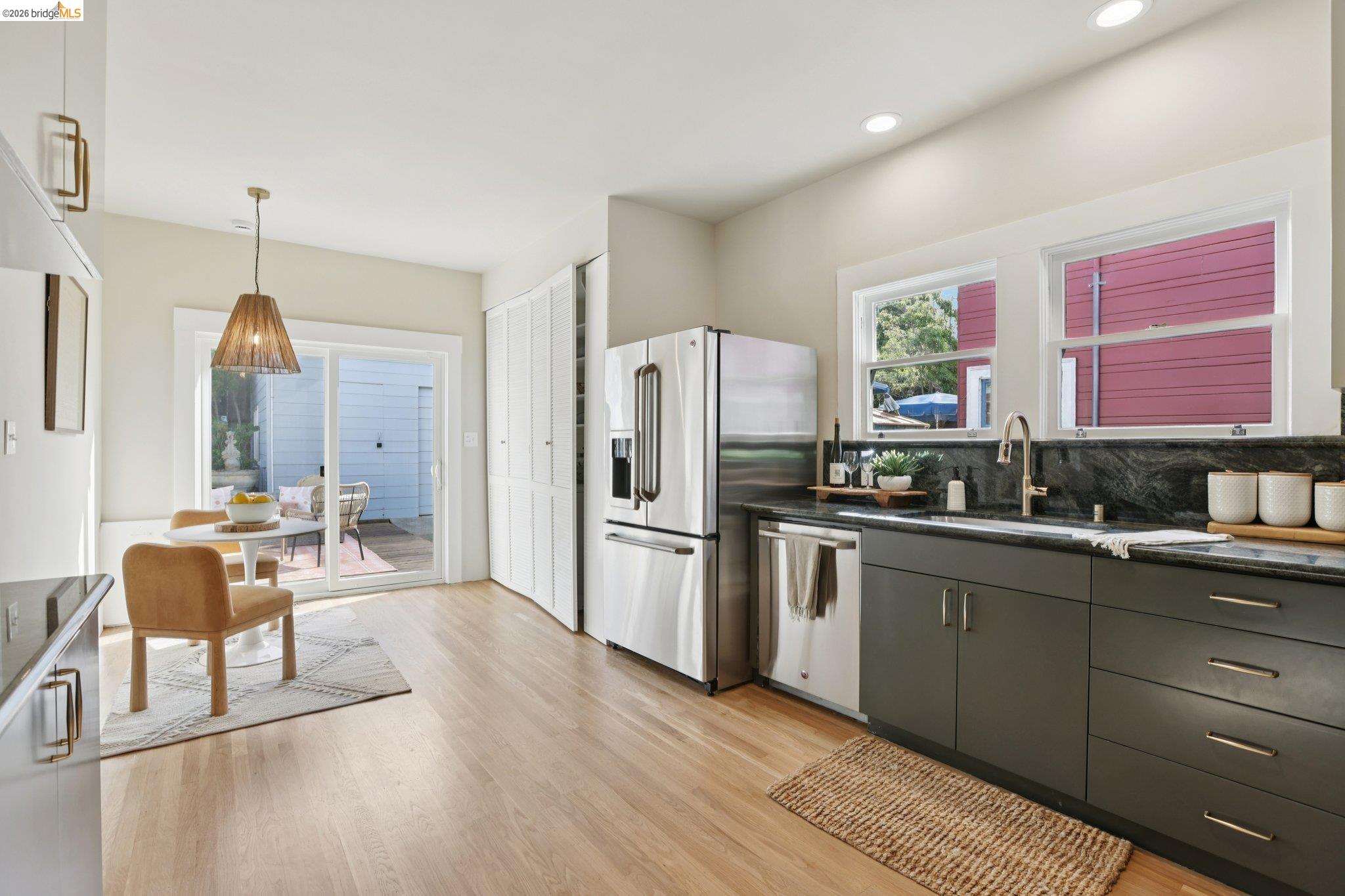 Detail Gallery Image 11 of 31 For 216 John St, Oakland,  CA 94611 - 3 Beds | 1 Baths