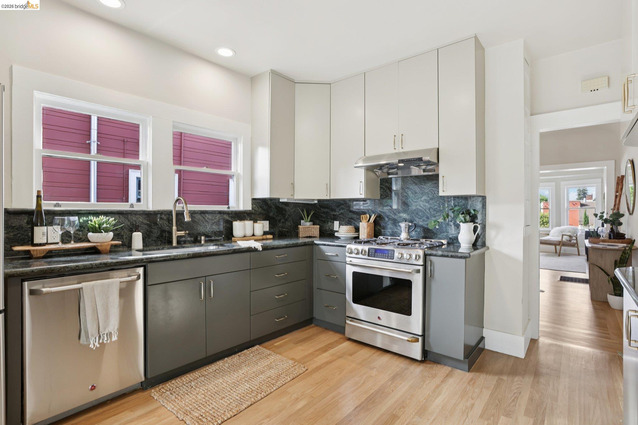 Detail Gallery Image 14 of 31 For 216 John St, Oakland,  CA 94611 - 3 Beds | 1 Baths