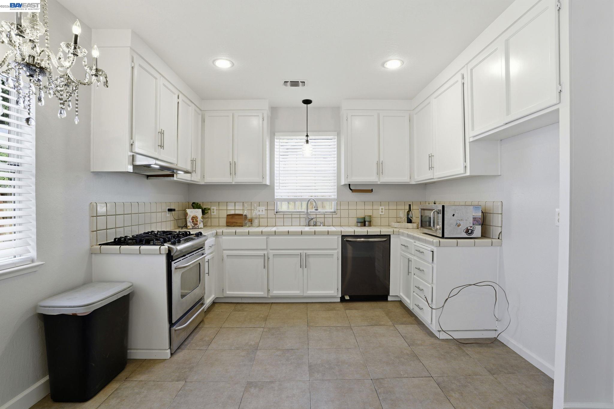 Detail Gallery Image 8 of 32 For 761 Heritage Pl, Tracy,  CA 95377 - 3 Beds | 2 Baths