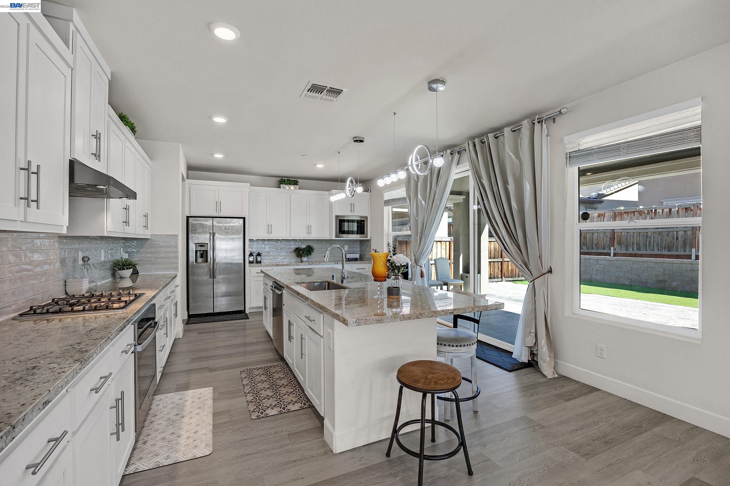 Detail Gallery Image 12 of 33 For 1710 Flora Way, Tracy,  CA 95376 - 4 Beds | 3 Baths