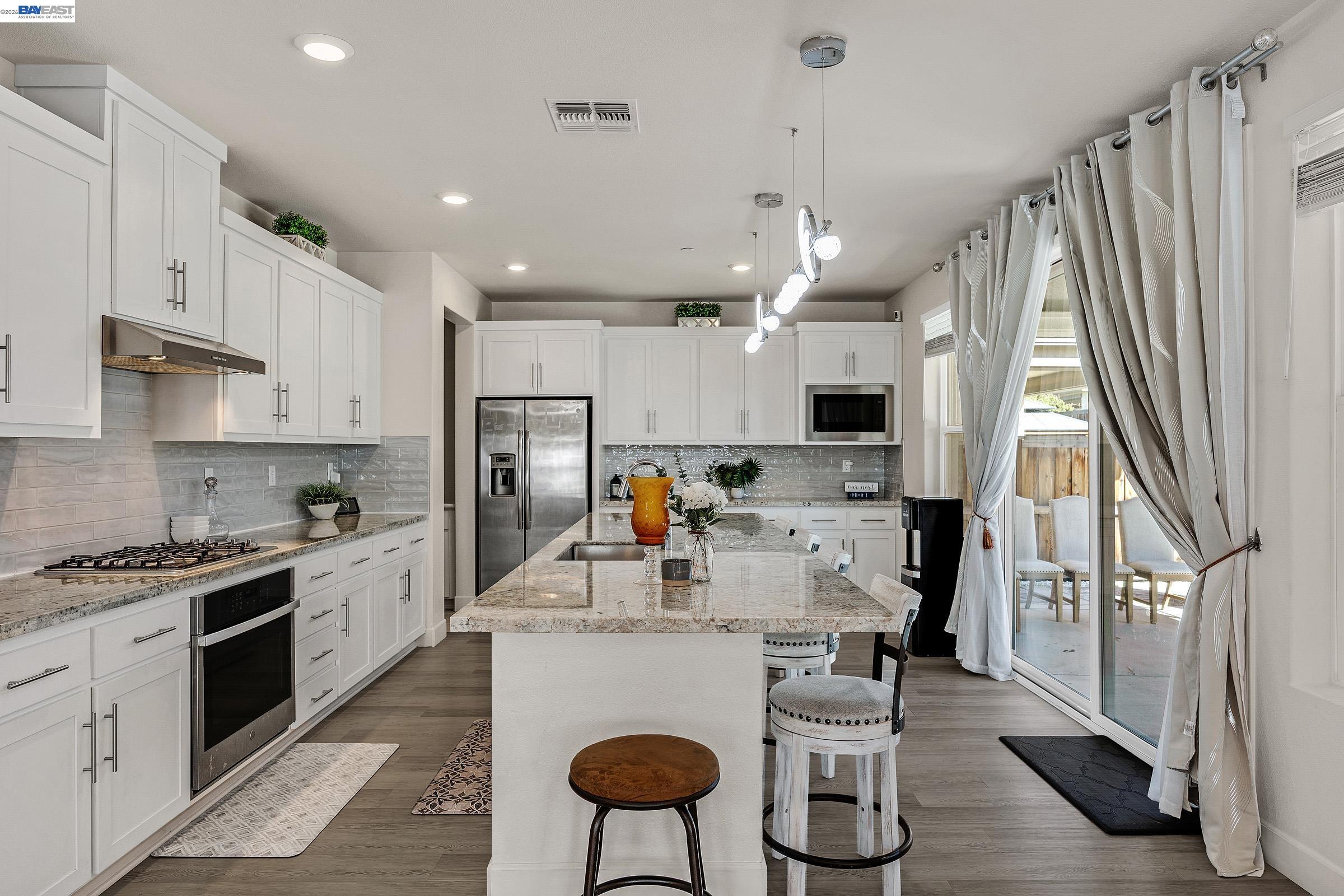 Detail Gallery Image 13 of 33 For 1710 Flora Way, Tracy,  CA 95376 - 4 Beds | 3 Baths