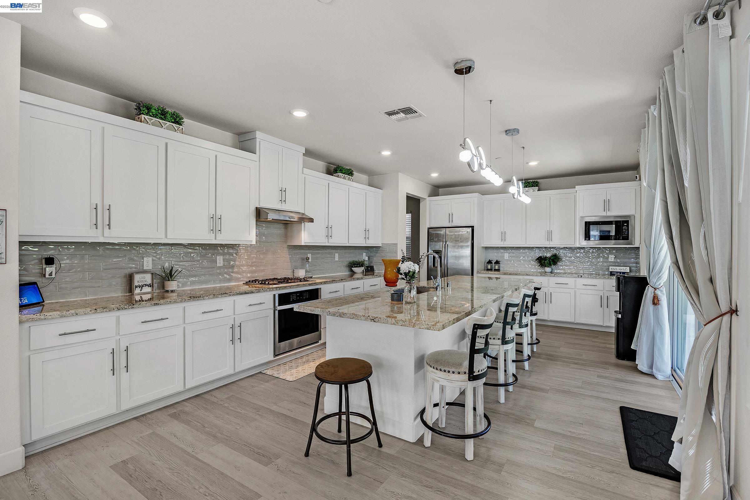 Detail Gallery Image 14 of 33 For 1710 Flora Way, Tracy,  CA 95376 - 4 Beds | 3 Baths