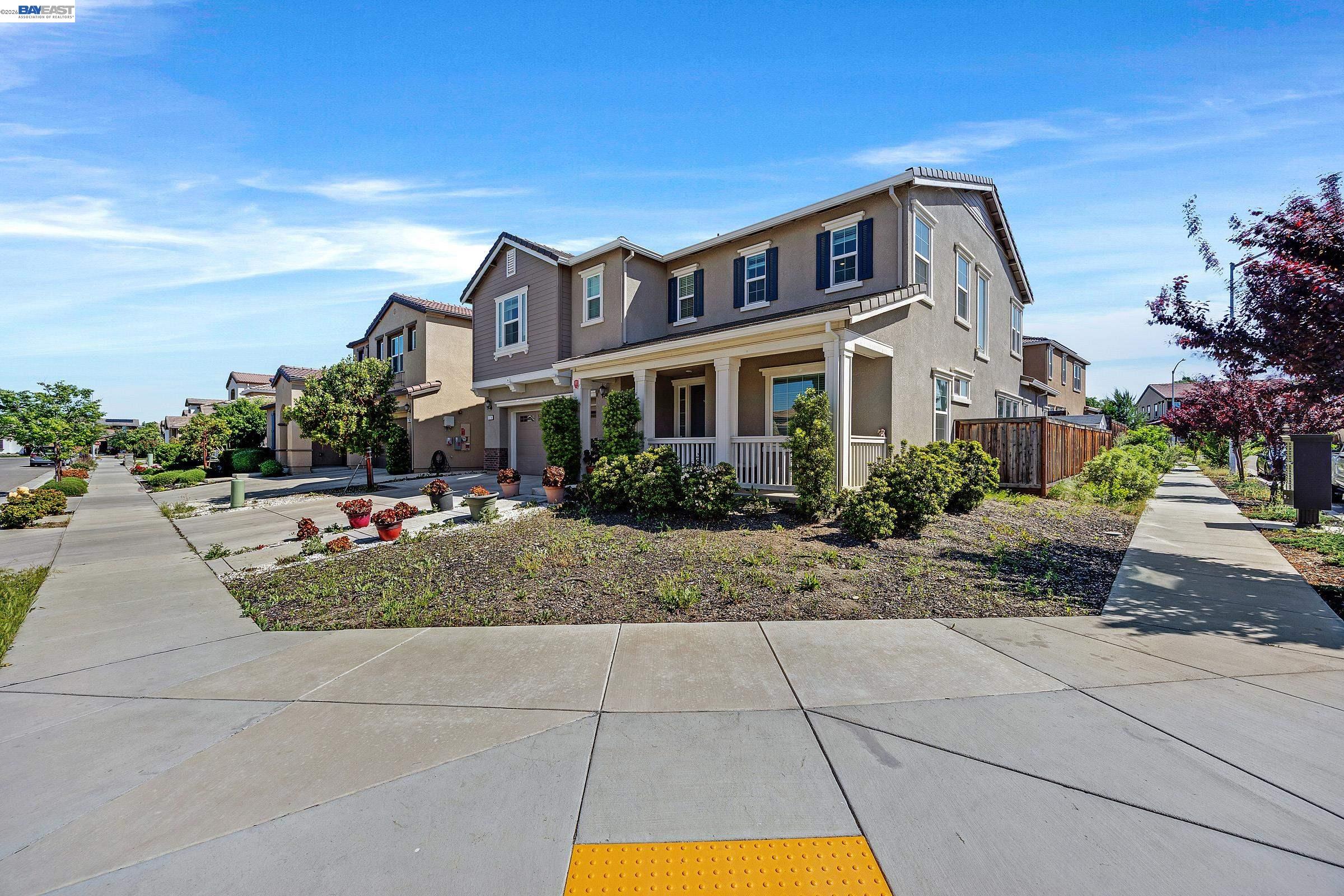 Detail Gallery Image 4 of 33 For 1710 Flora Way, Tracy,  CA 95376 - 4 Beds | 3 Baths