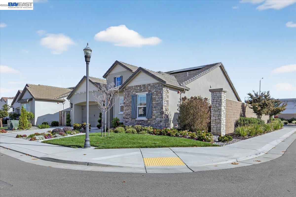 Detail Gallery Image 2 of 41 For 1560 Empire, Lodi,  CA 95242 - 3 Beds | 3 Baths