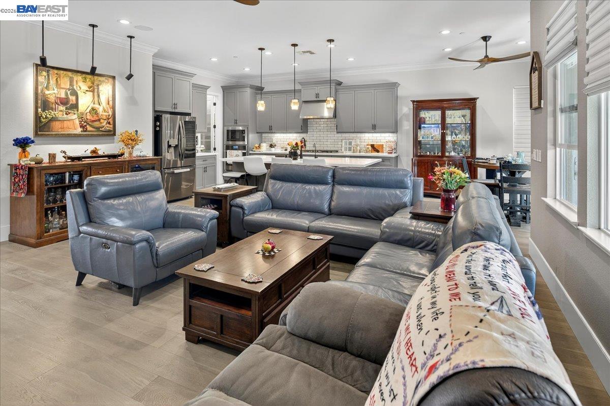 Detail Gallery Image 5 of 41 For 1560 Empire, Lodi,  CA 95242 - 3 Beds | 3 Baths