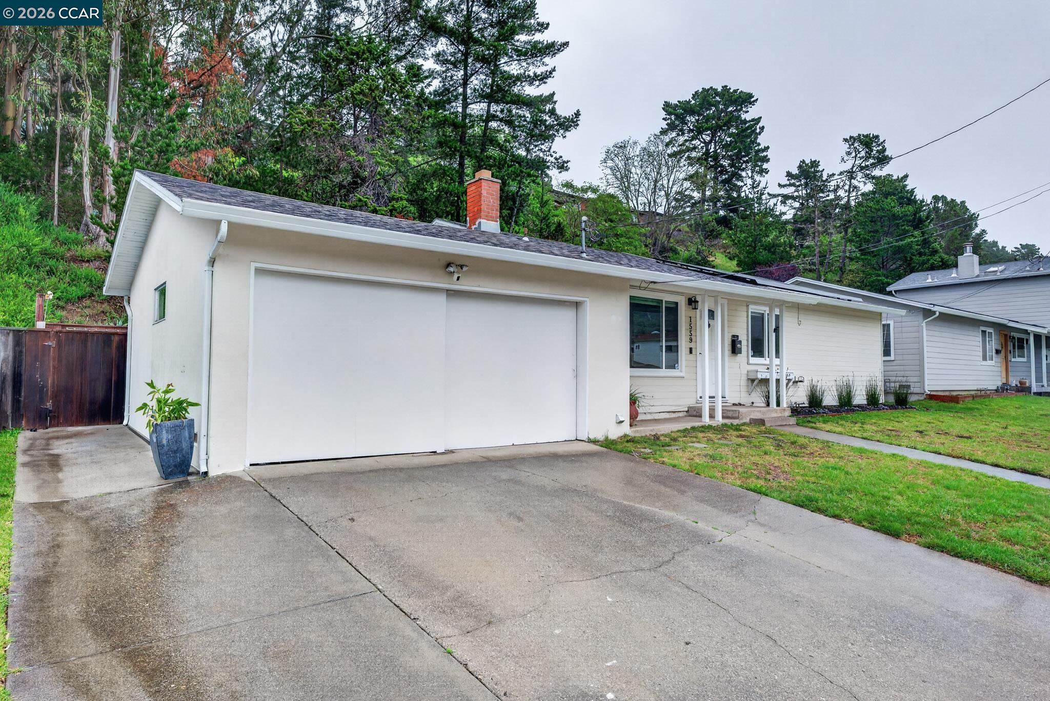 Detail Gallery Image 3 of 36 For 1559 Linda Mar Blvd, Pacifica,  CA 94044 - 3 Beds | 1 Baths