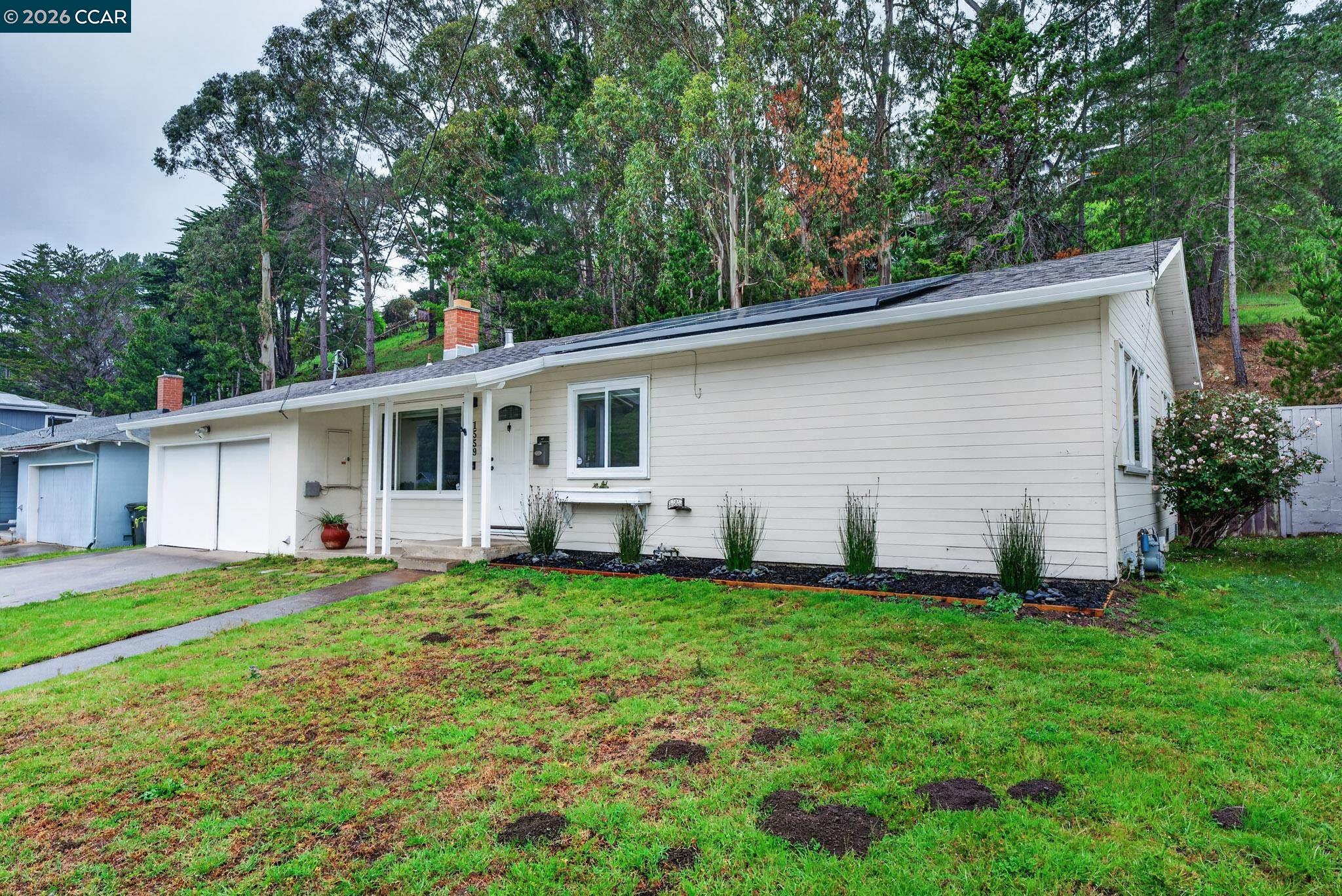 Detail Gallery Image 6 of 38 For 1559 Linda Mar Blvd, Pacifica,  CA 94044 - 3 Beds | 1 Baths