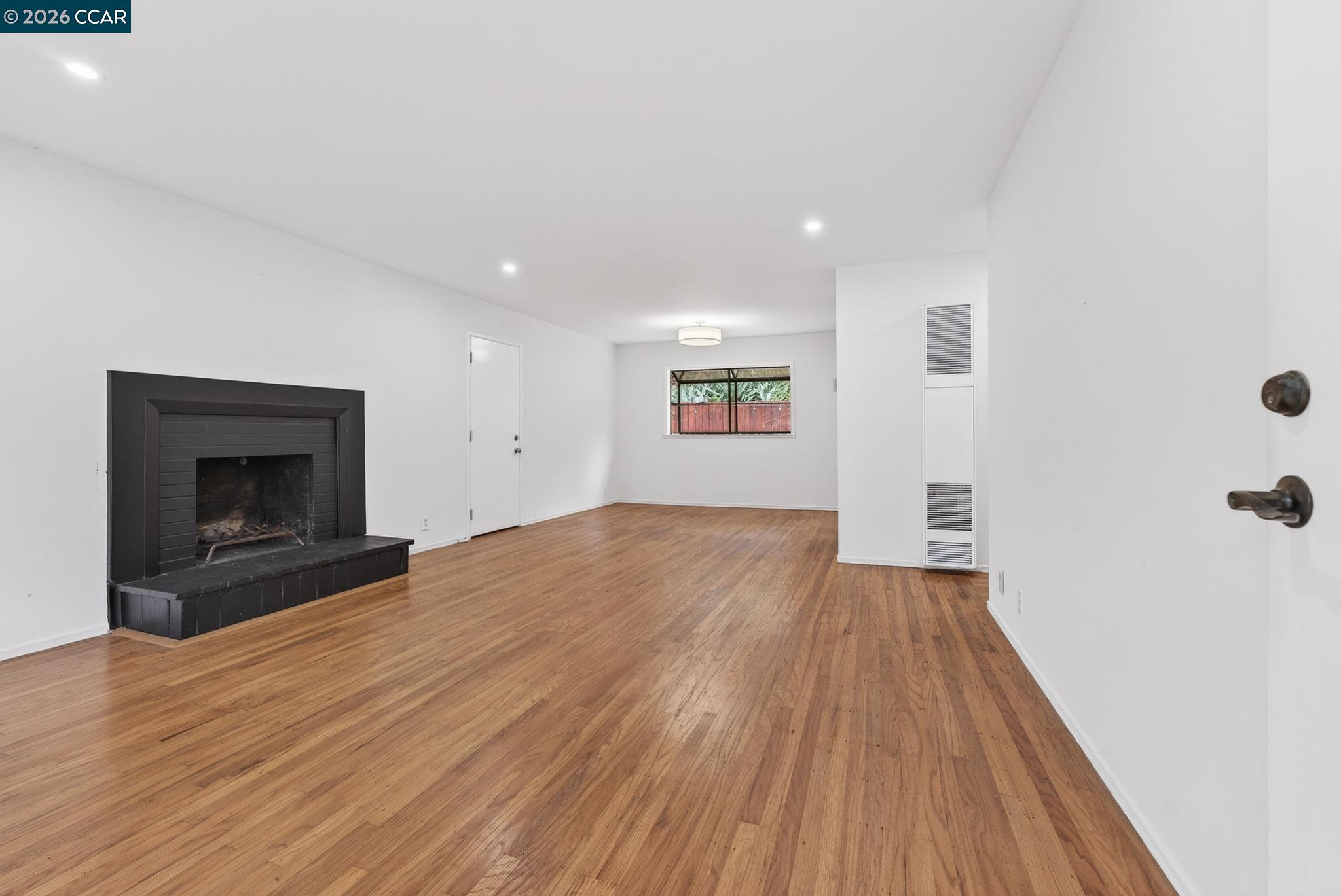 Detail Gallery Image 8 of 38 For 1559 Linda Mar Blvd, Pacifica,  CA 94044 - 3 Beds | 1 Baths