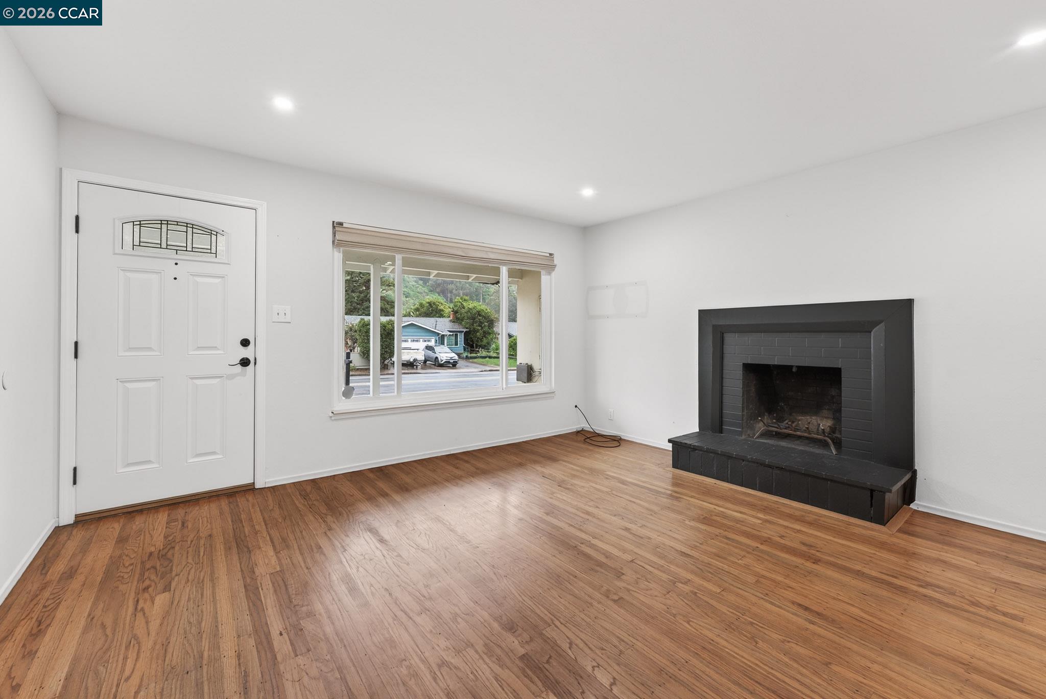 Detail Gallery Image 8 of 36 For 1559 Linda Mar Blvd, Pacifica,  CA 94044 - 3 Beds | 1 Baths