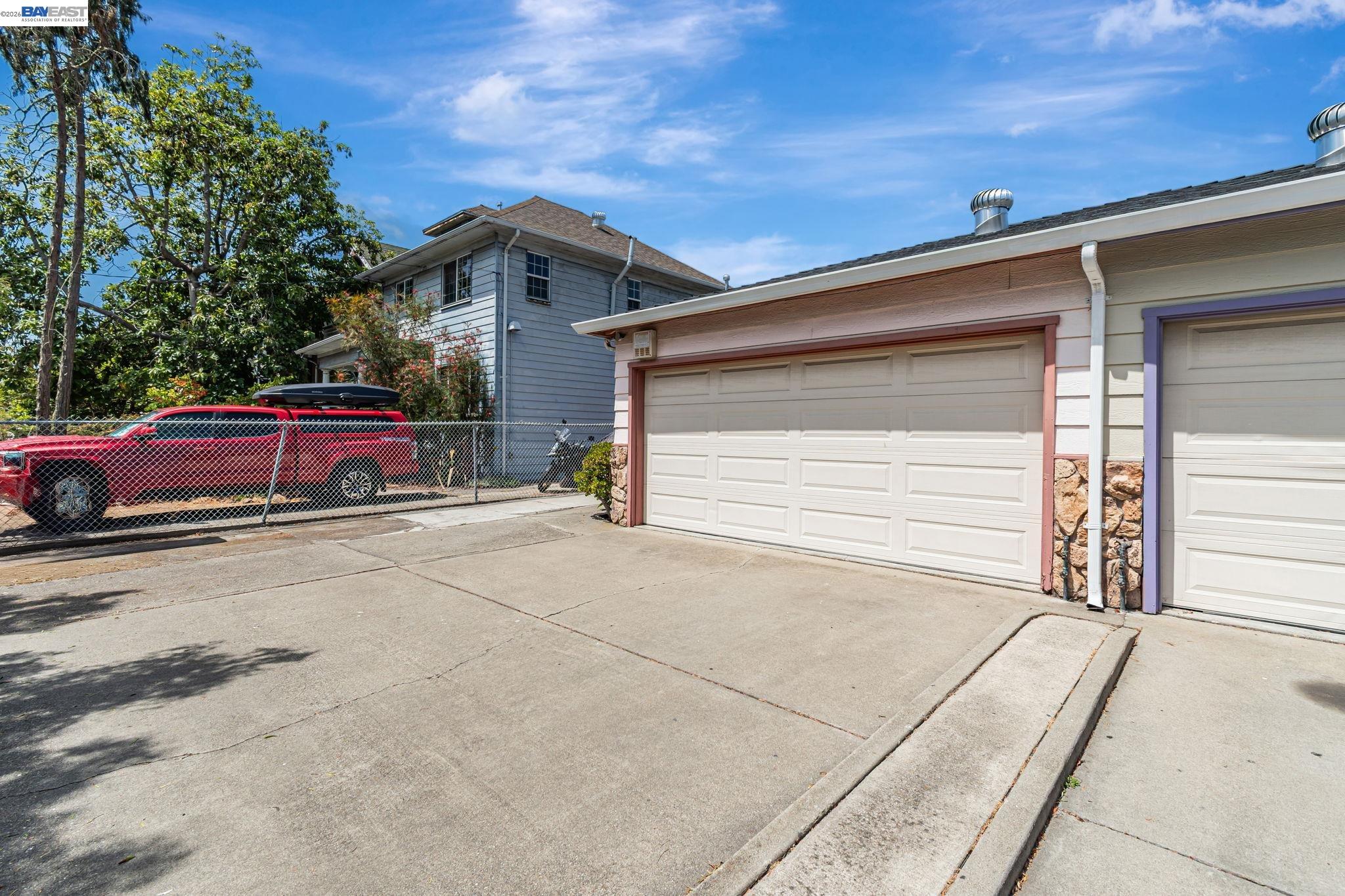 Detail Gallery Image 2 of 37 For 2538 E 16th St, Oakland,  CA 94601 - 3 Beds | 2 Baths