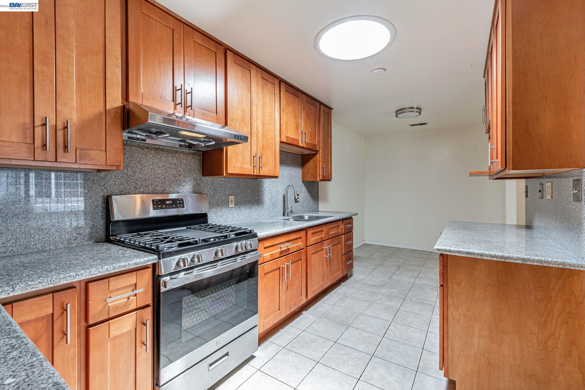 Detail Gallery Image 11 of 37 For 2538 E 16th St, Oakland,  CA 94601 - 3 Beds | 2 Baths