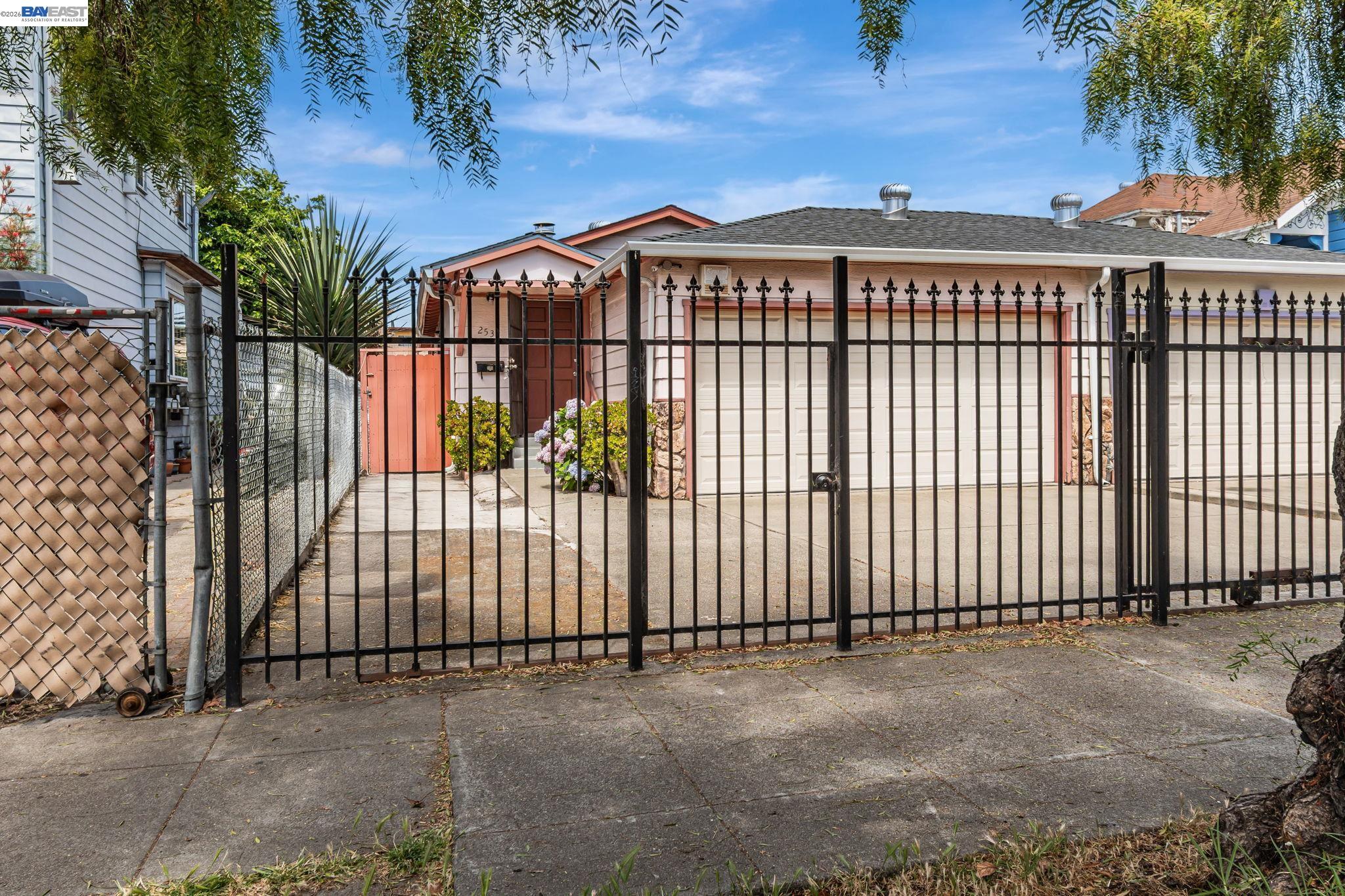 Detail Gallery Image 3 of 37 For 2538 E 16th St, Oakland,  CA 94601 - 3 Beds | 2 Baths