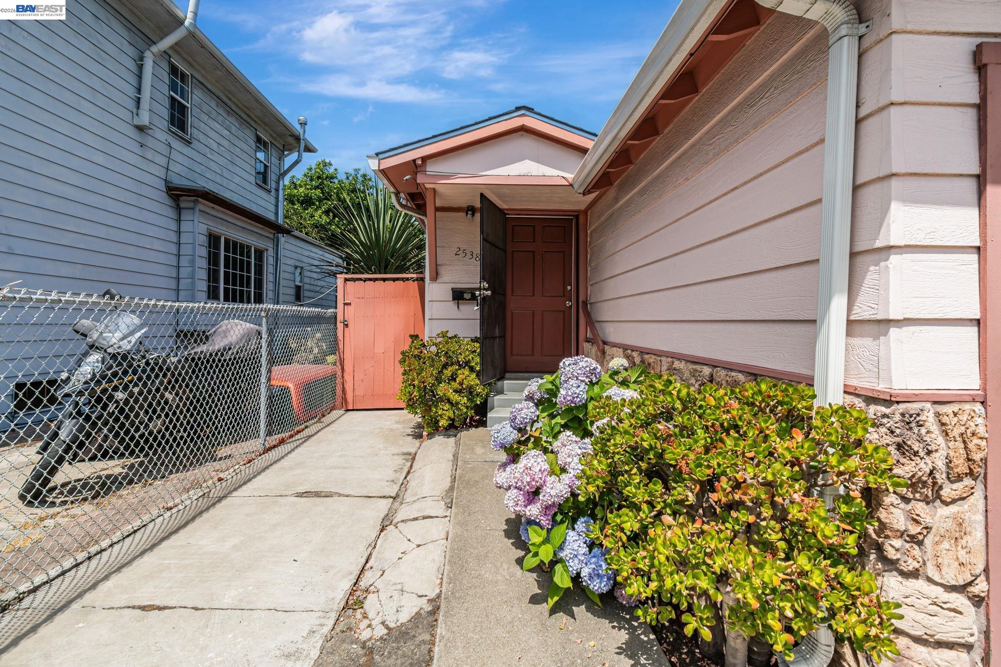 Detail Gallery Image 4 of 37 For 2538 E 16th St, Oakland,  CA 94601 - 3 Beds | 2 Baths