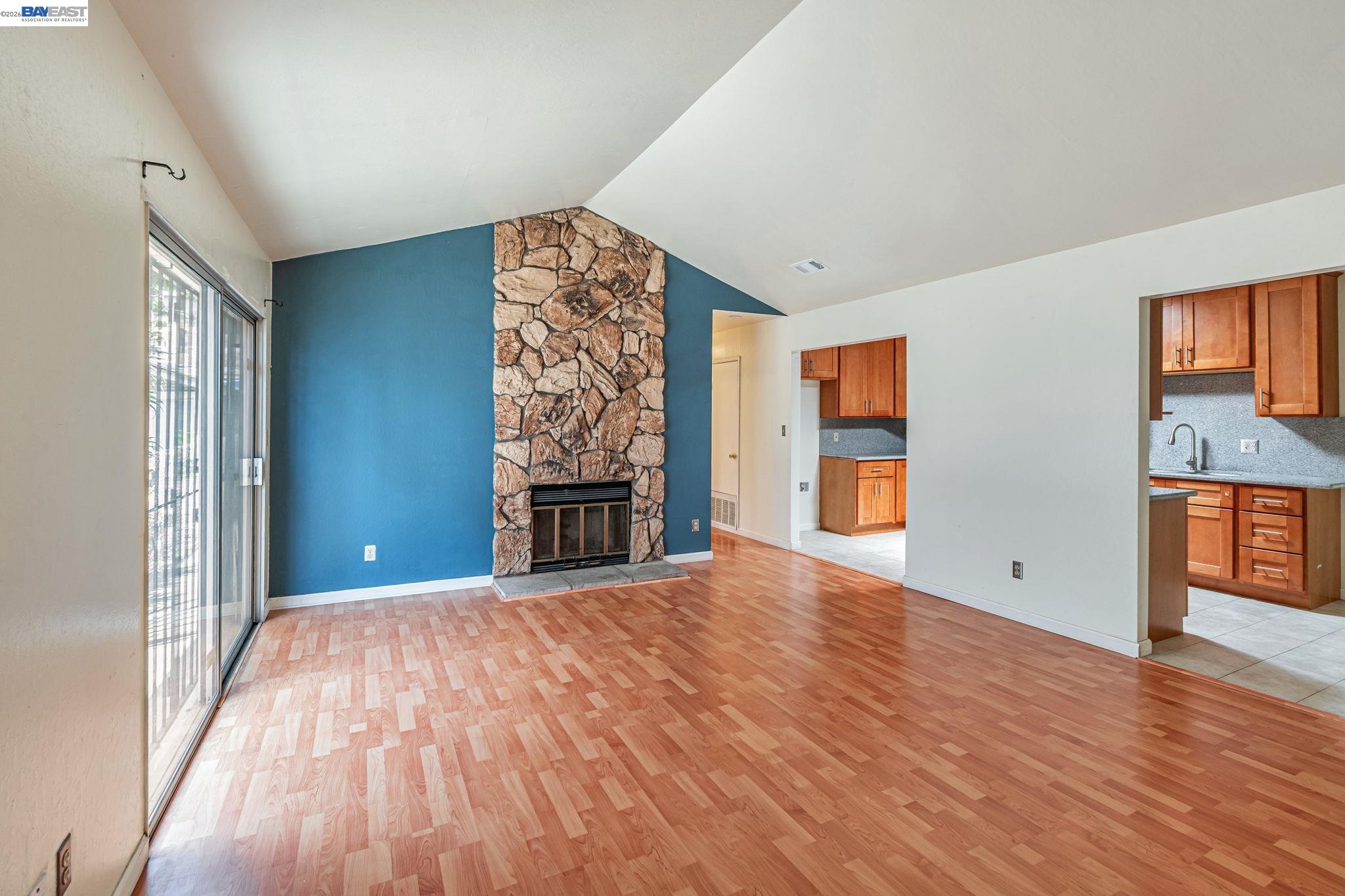 Detail Gallery Image 5 of 37 For 2538 E 16th St, Oakland,  CA 94601 - 3 Beds | 2 Baths