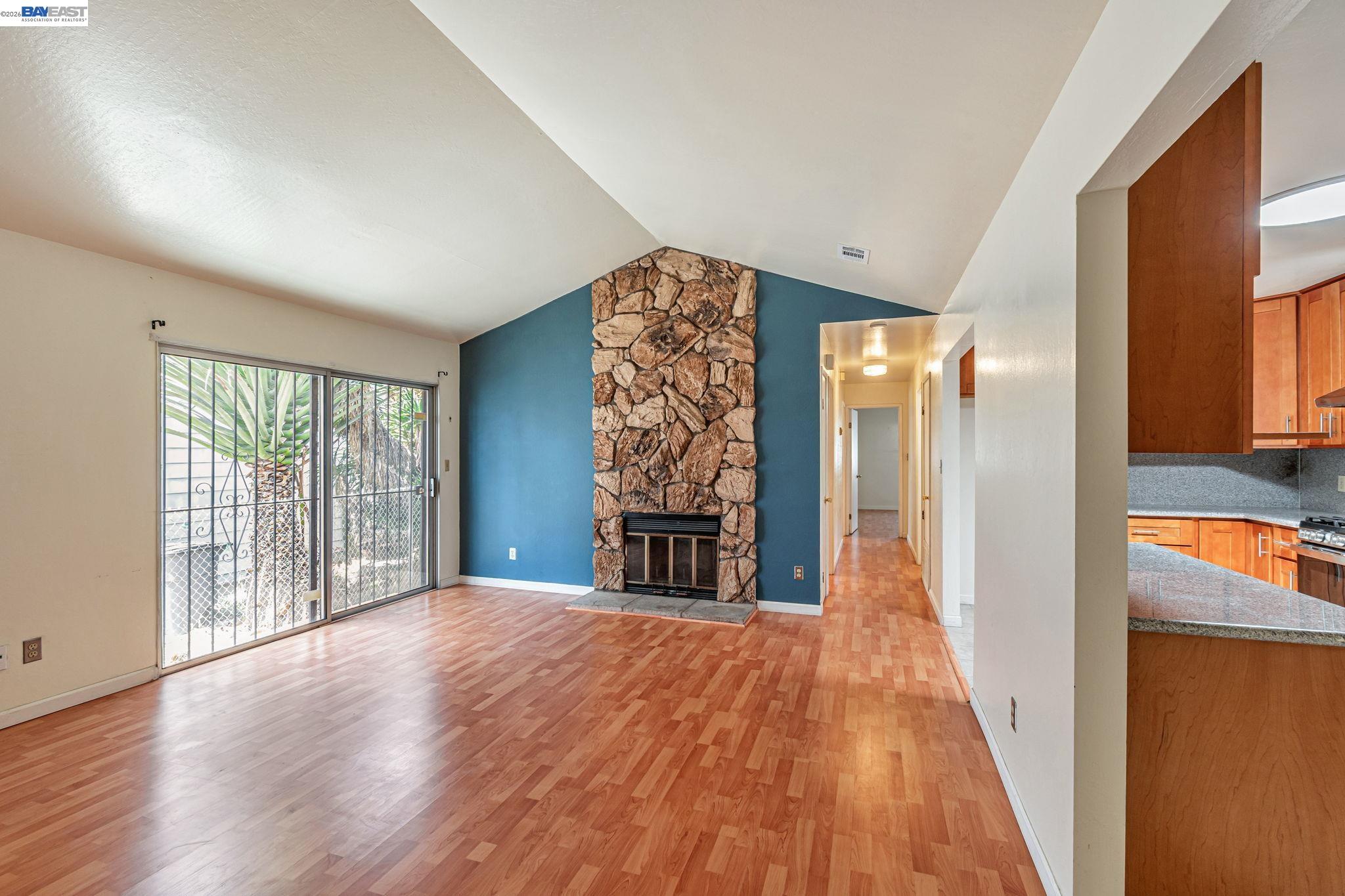 Detail Gallery Image 6 of 37 For 2538 E 16th St, Oakland,  CA 94601 - 3 Beds | 2 Baths