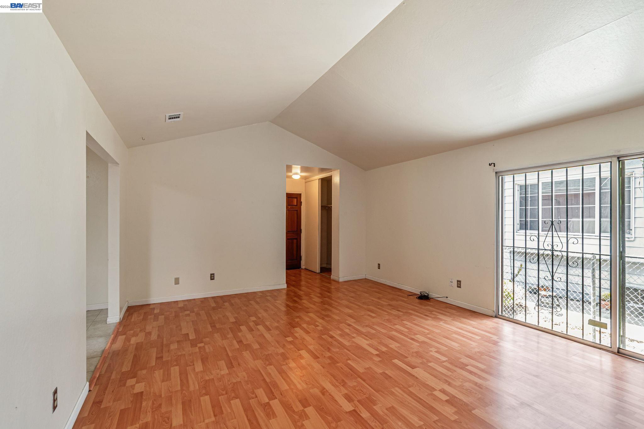 Detail Gallery Image 7 of 37 For 2538 E 16th St, Oakland,  CA 94601 - 3 Beds | 2 Baths