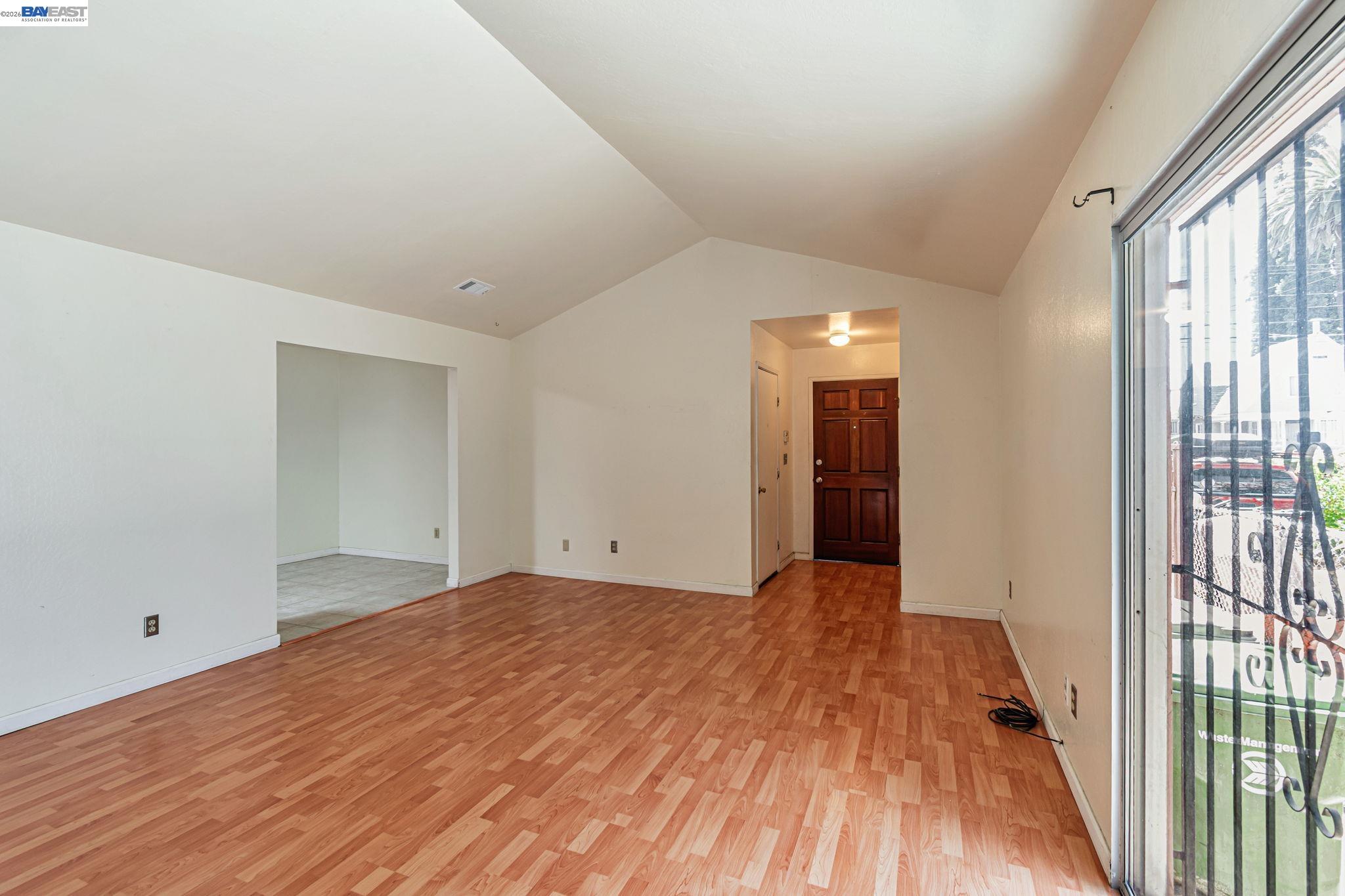 Detail Gallery Image 8 of 37 For 2538 E 16th St, Oakland,  CA 94601 - 3 Beds | 2 Baths