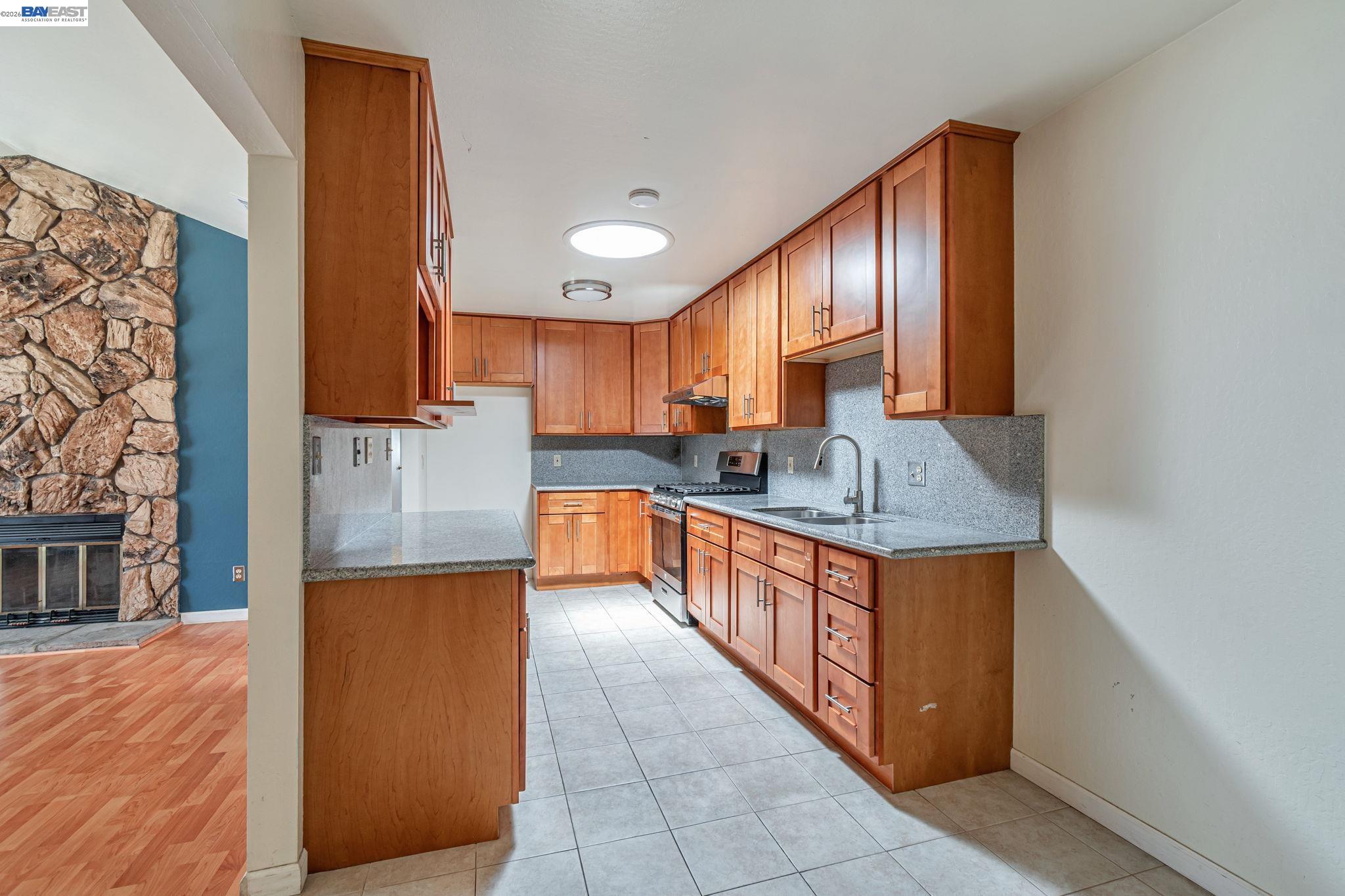 Detail Gallery Image 10 of 37 For 2538 E 16th St, Oakland,  CA 94601 - 3 Beds | 2 Baths