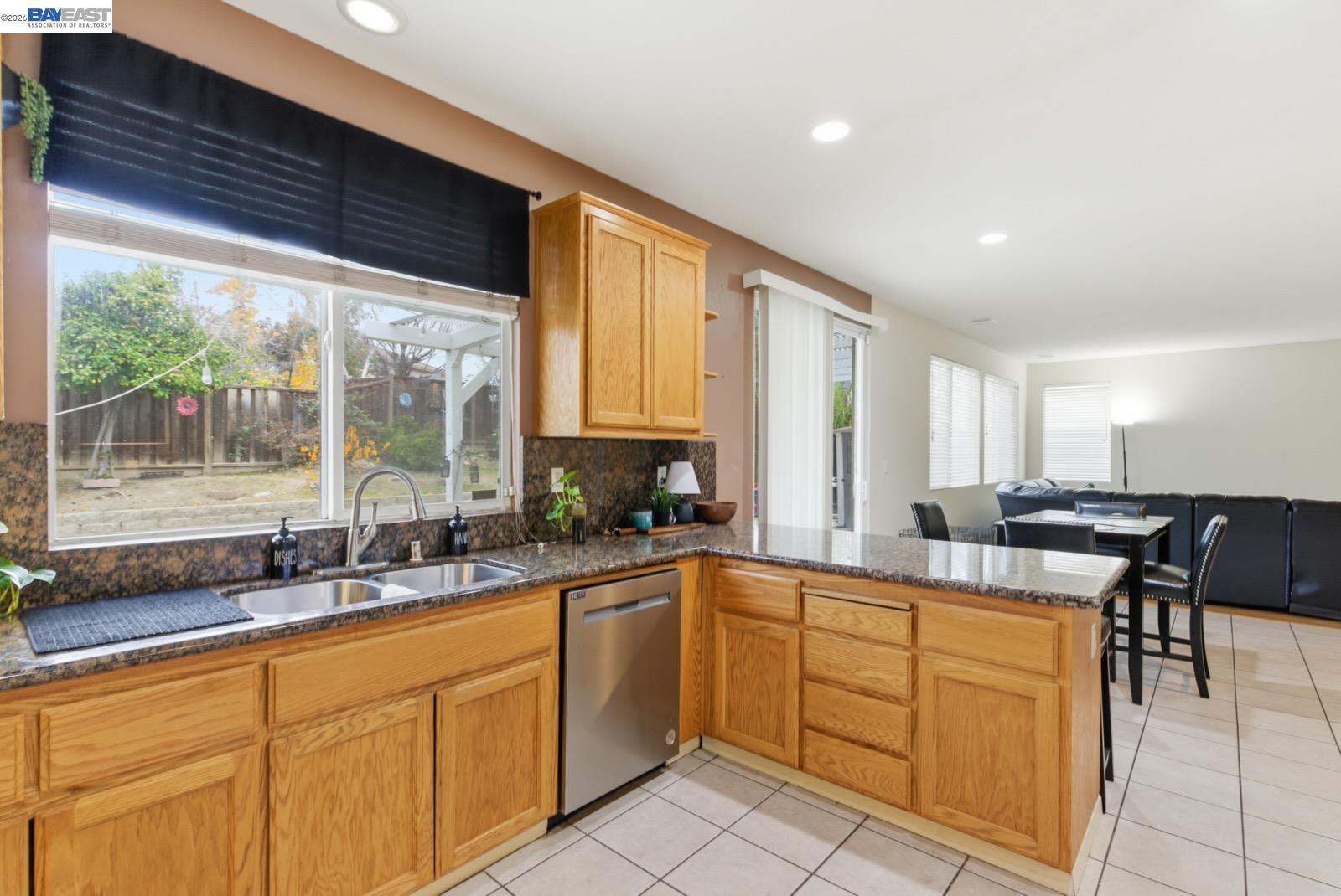 Detail Gallery Image 13 of 41 For 2076 Captalpa, Antioch,  CA 94509 - 5 Beds | 2 Baths