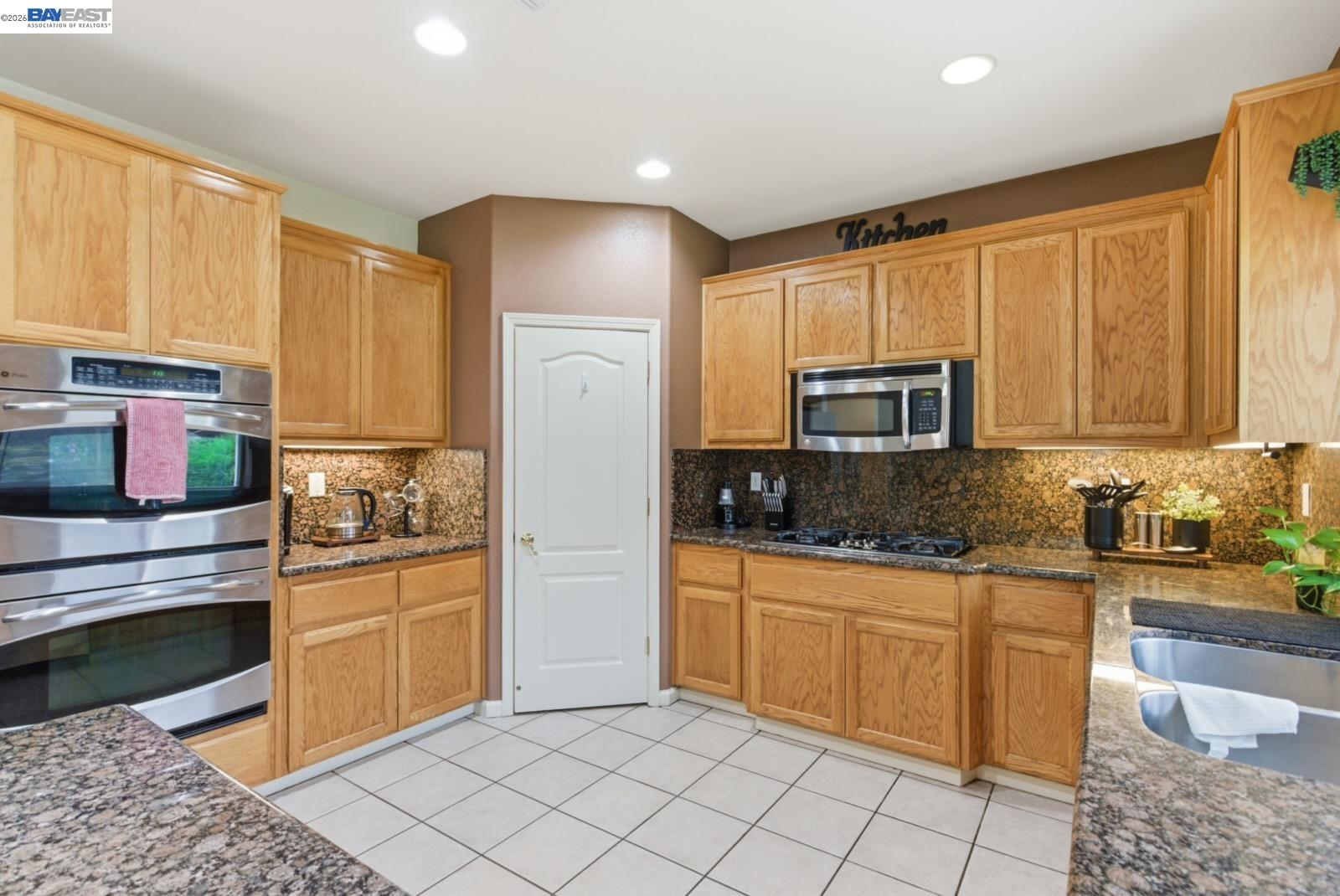 Detail Gallery Image 10 of 41 For 2076 Captalpa, Antioch,  CA 94509 - 5 Beds | 2 Baths