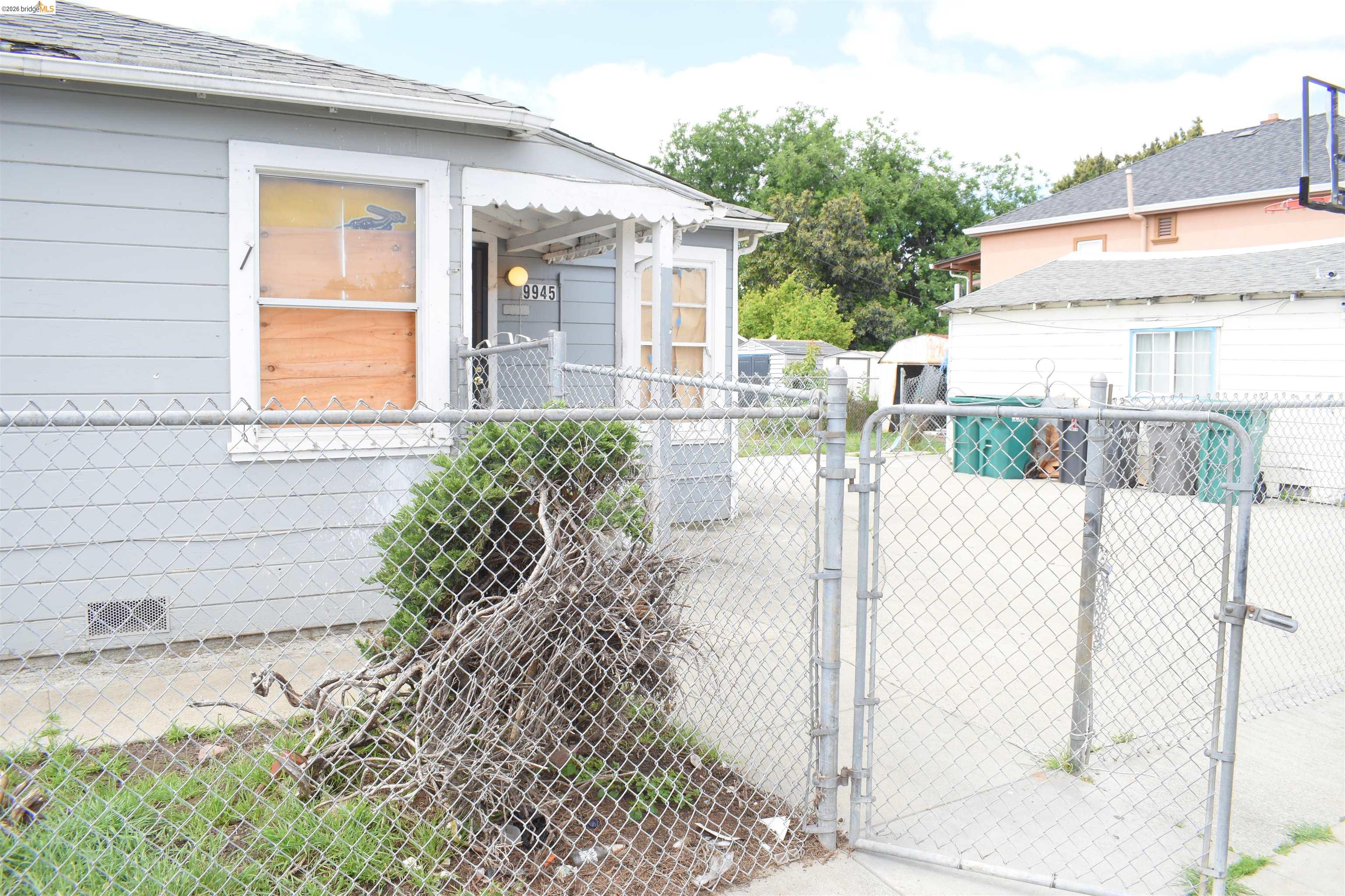 Detail Gallery Image 2 of 22 For 9945 B St, Oakland,  CA 94603 - – Beds | – Baths