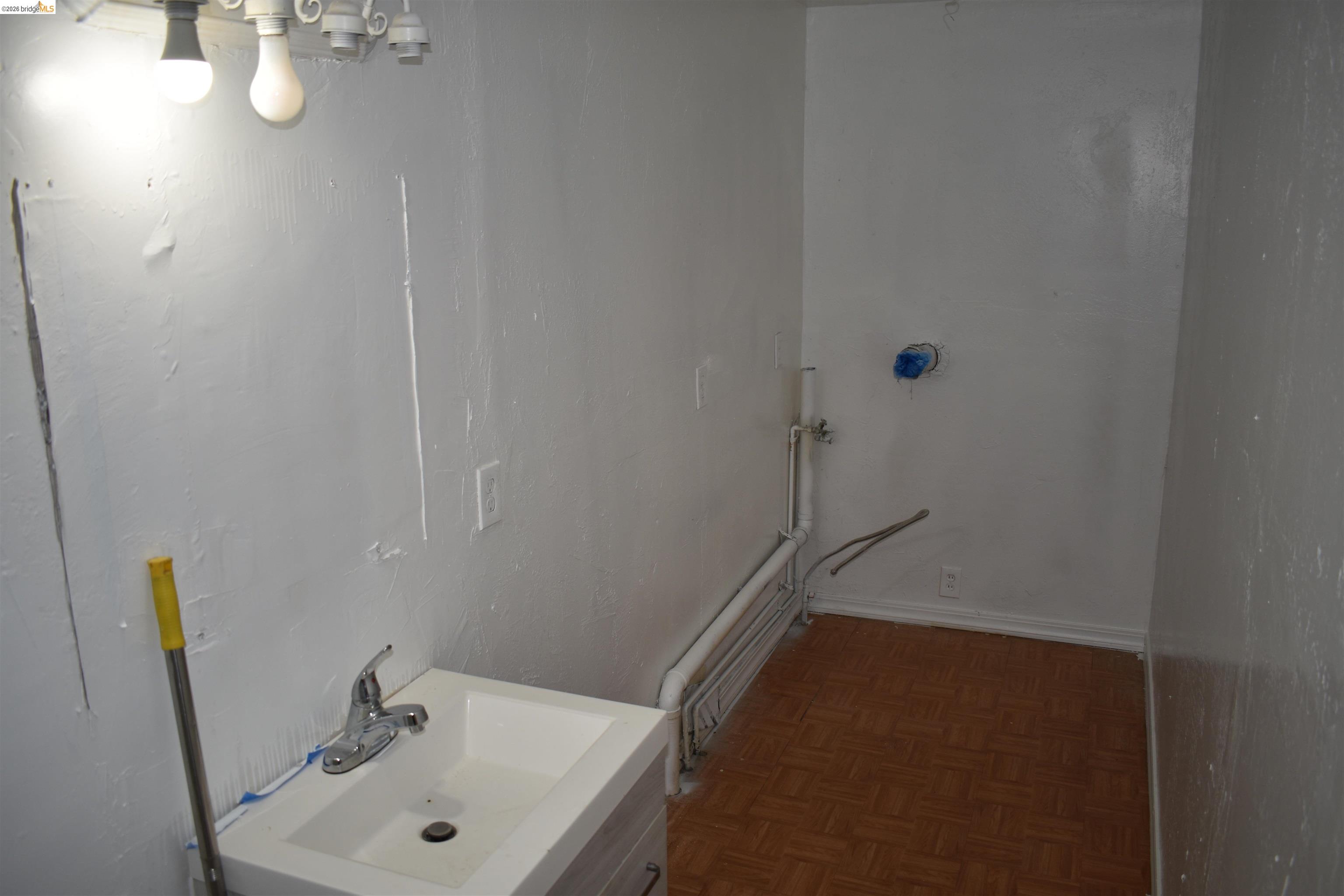 Detail Gallery Image 5 of 22 For 9945 B St, Oakland,  CA 94603 - – Beds | – Baths