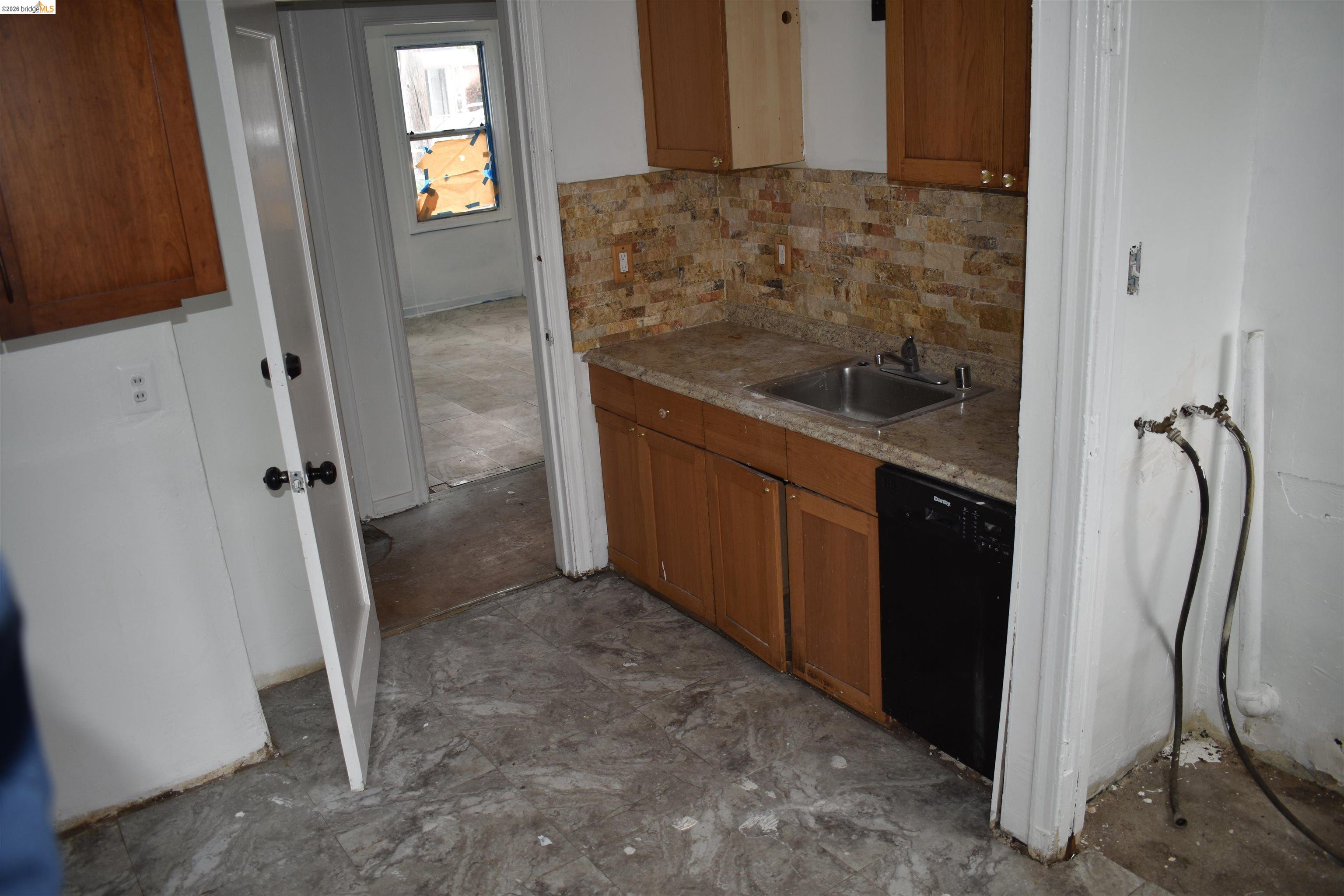 Detail Gallery Image 7 of 22 For 9945 B St, Oakland,  CA 94603 - – Beds | – Baths